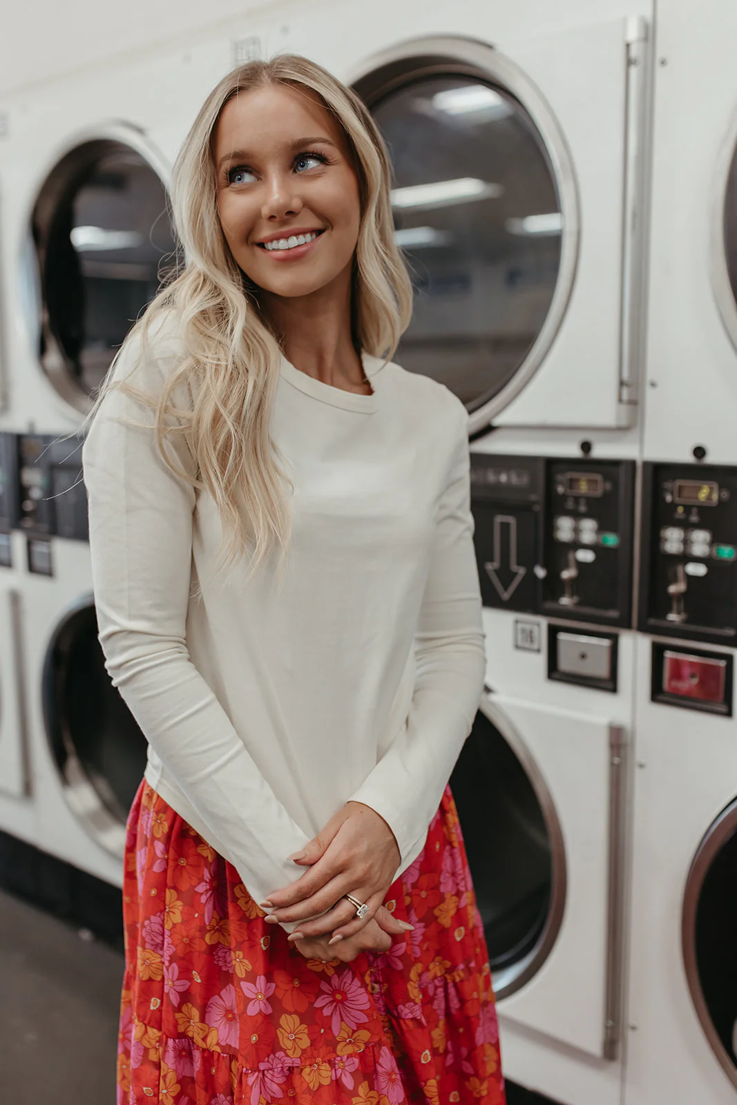 THE LAUREN CURVED HEM LONG SLEEVE TOP IN CREAM - Image 5