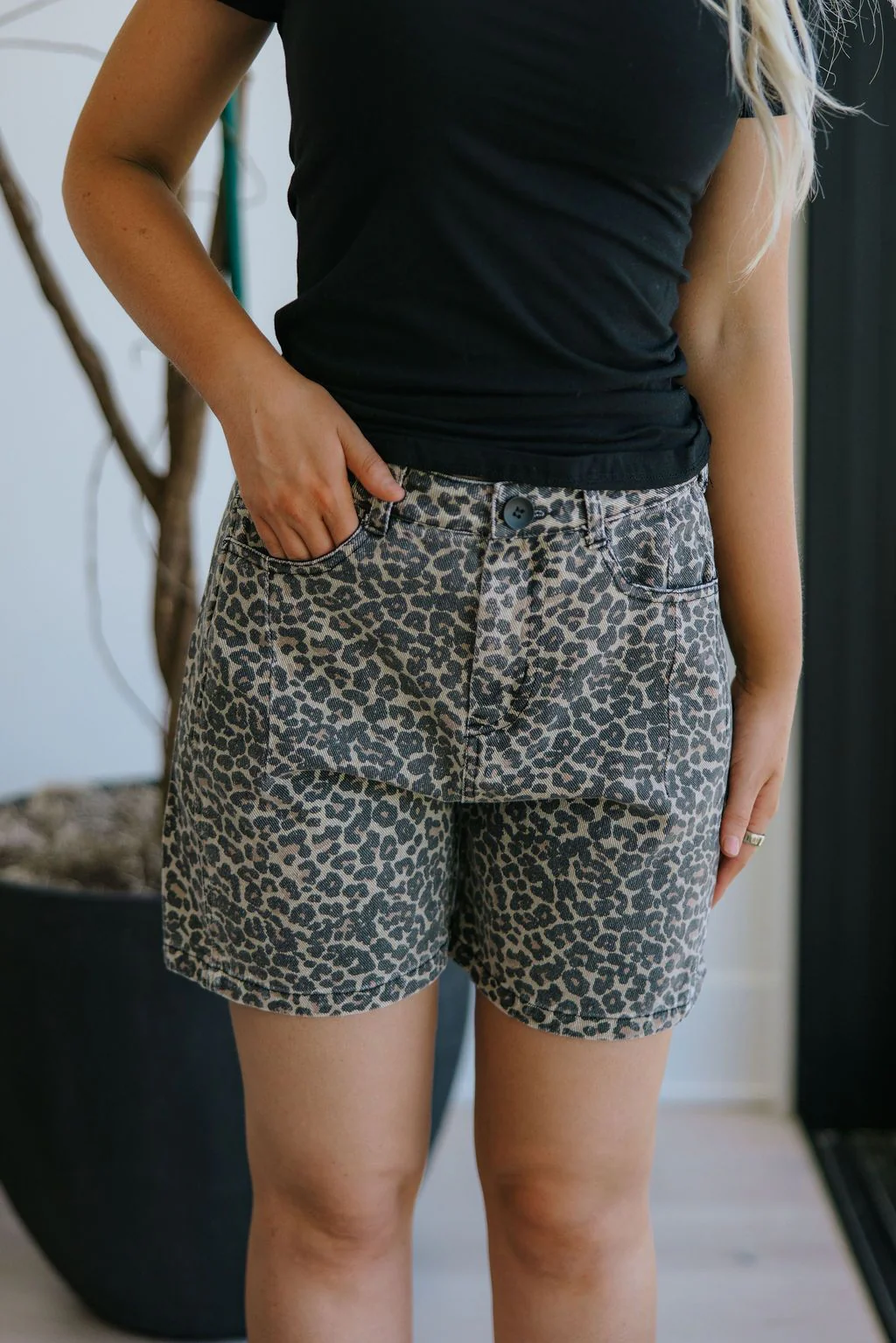 THE LAYTON RELAXED SHORTS IN LEOPARD - Image 4