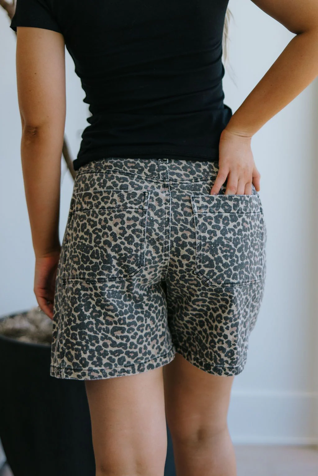 THE LAYTON RELAXED SHORTS IN LEOPARD - Image 8