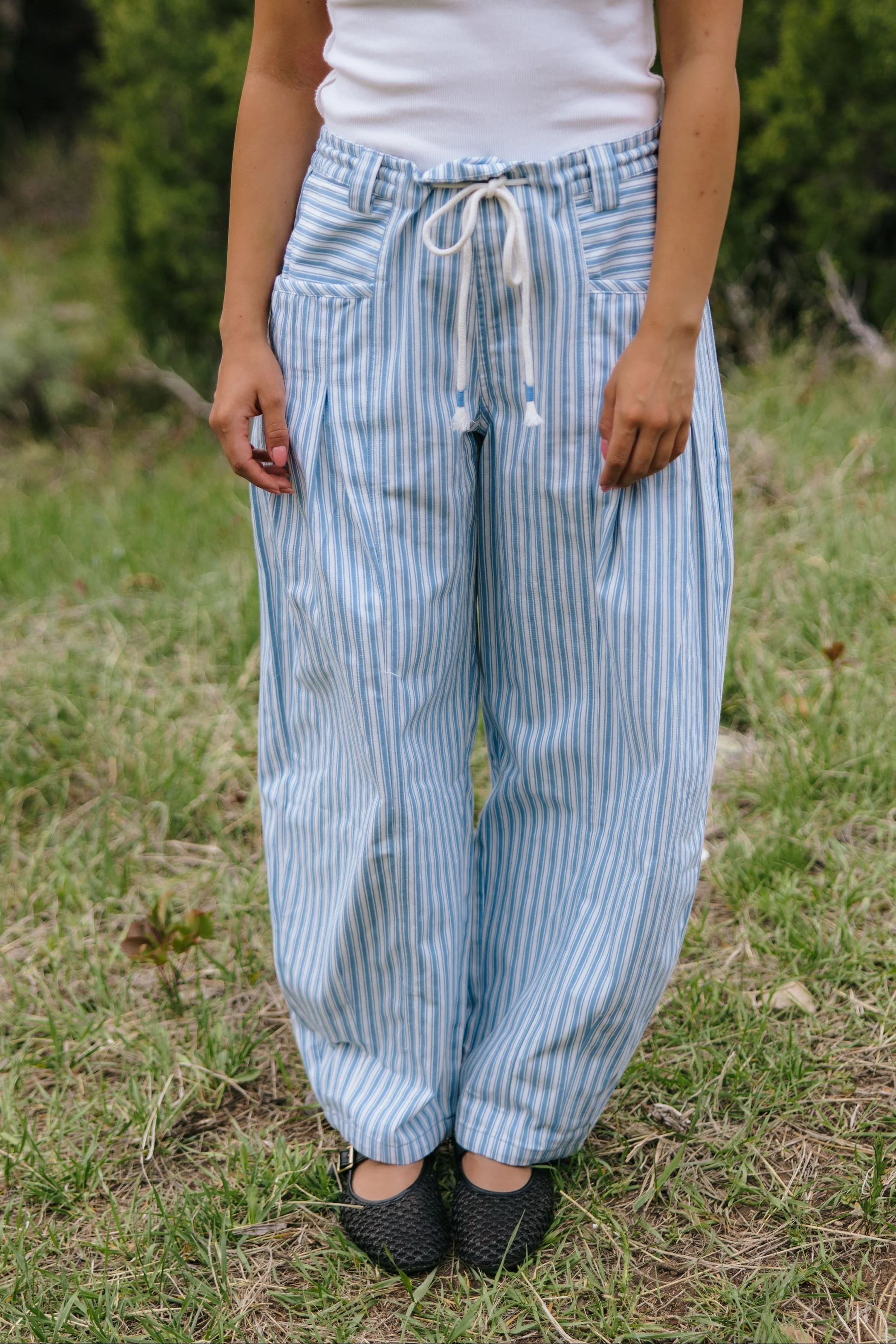 THE LENI STRIPED BARREL DENIM PANTS IN BLUE - Image 4