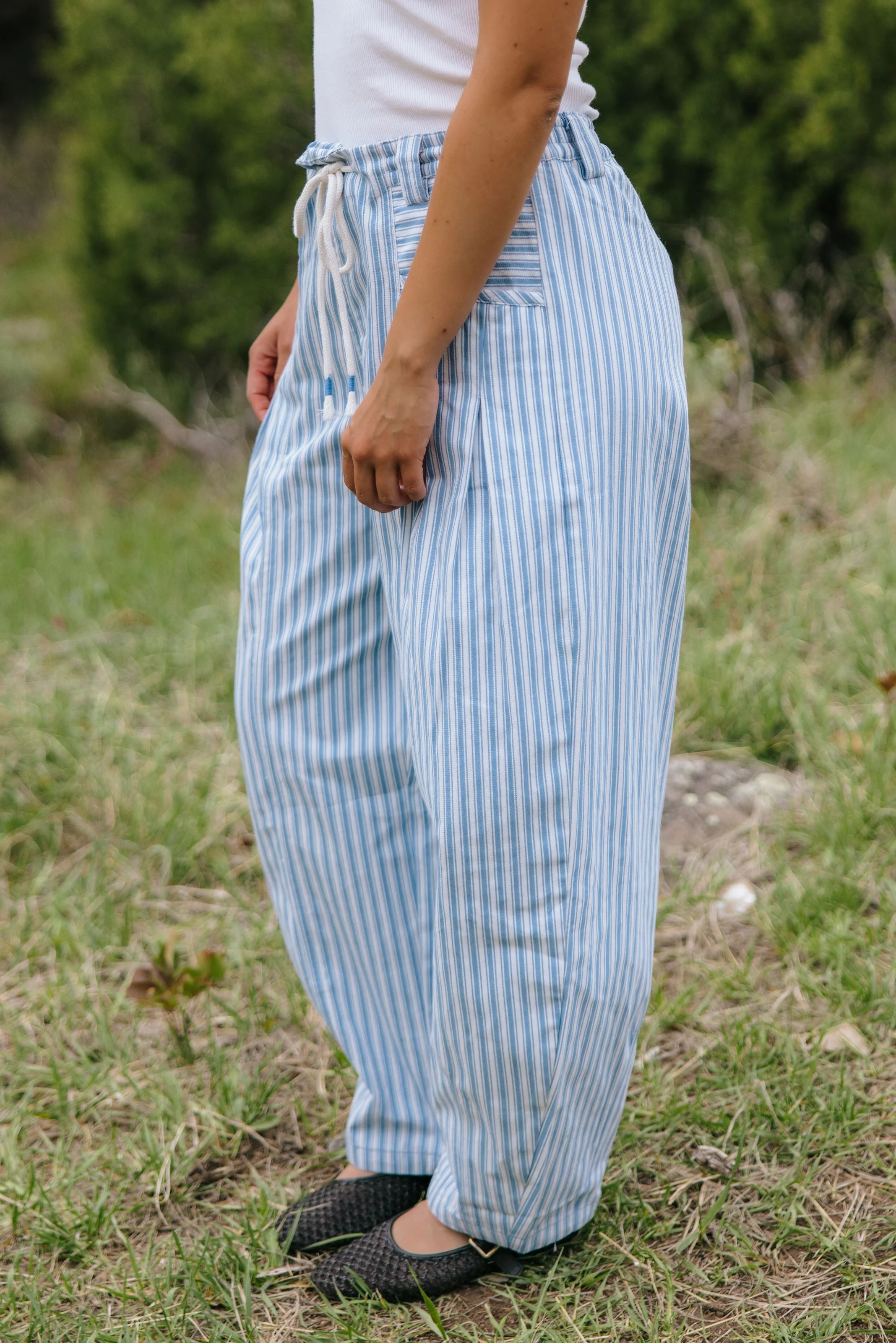 THE LENI STRIPED BARREL DENIM PANTS IN BLUE - Image 5