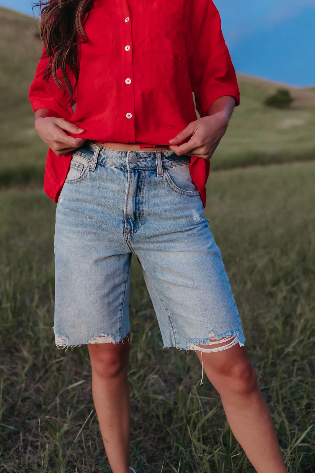 THE LILO HIGH RISE DISTRESSED BERMUDA SHORTS IN MEDIUM WASH - Image 10