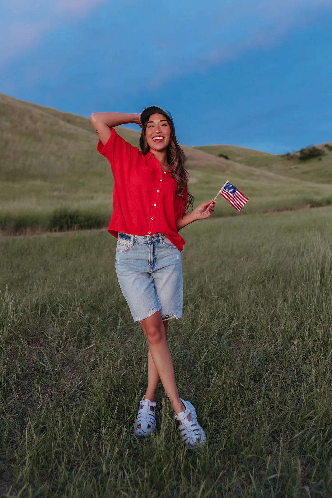THE LILO HIGH RISE DISTRESSED BERMUDA SHORTS IN MEDIUM WASH - Image 11
