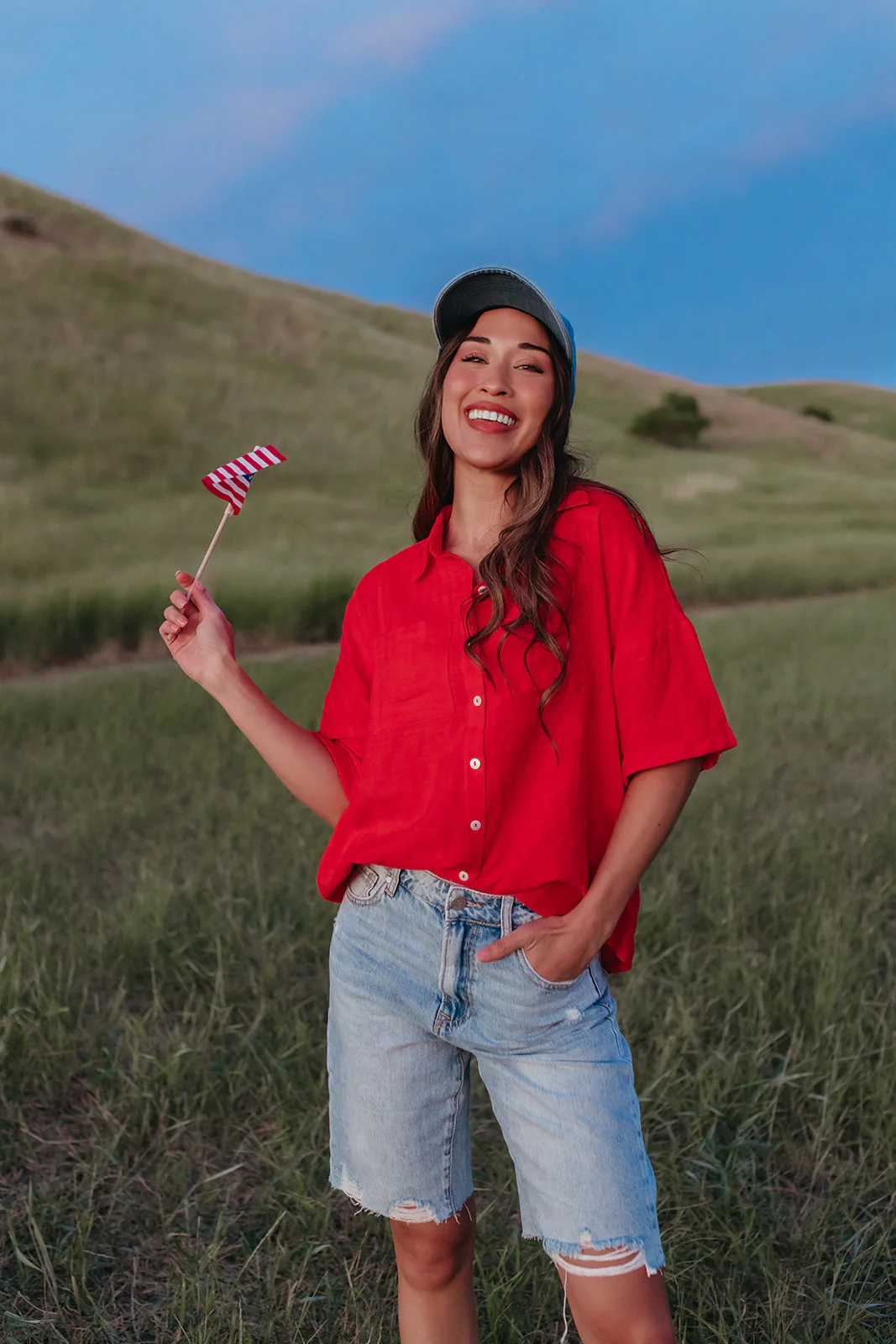 THE LILO HIGH RISE DISTRESSED BERMUDA SHORTS IN MEDIUM WASH - Image 12