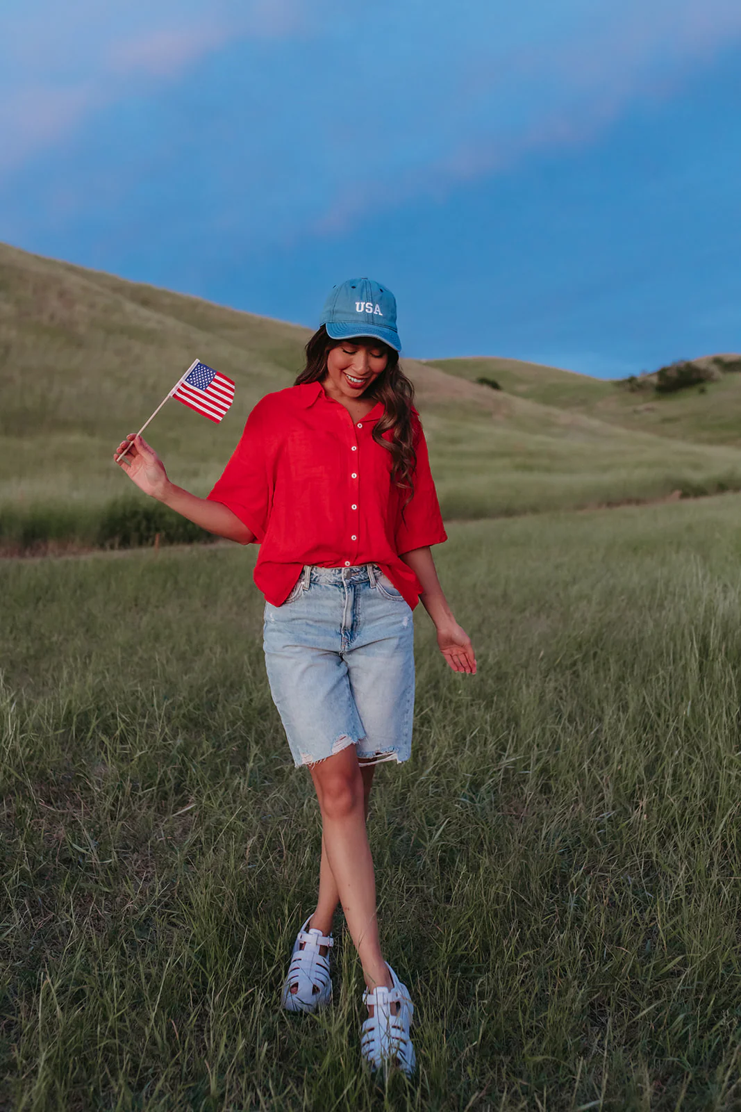 THE LILO HIGH RISE DISTRESSED BERMUDA SHORTS IN MEDIUM WASH - Image 13