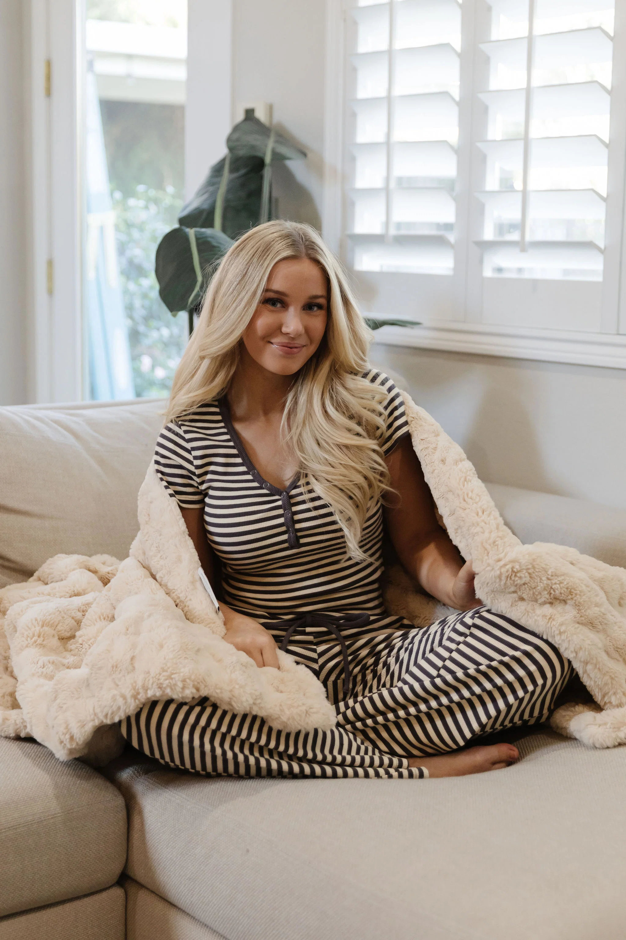THE LORYN STRIPED TOP IN CHARCOAL