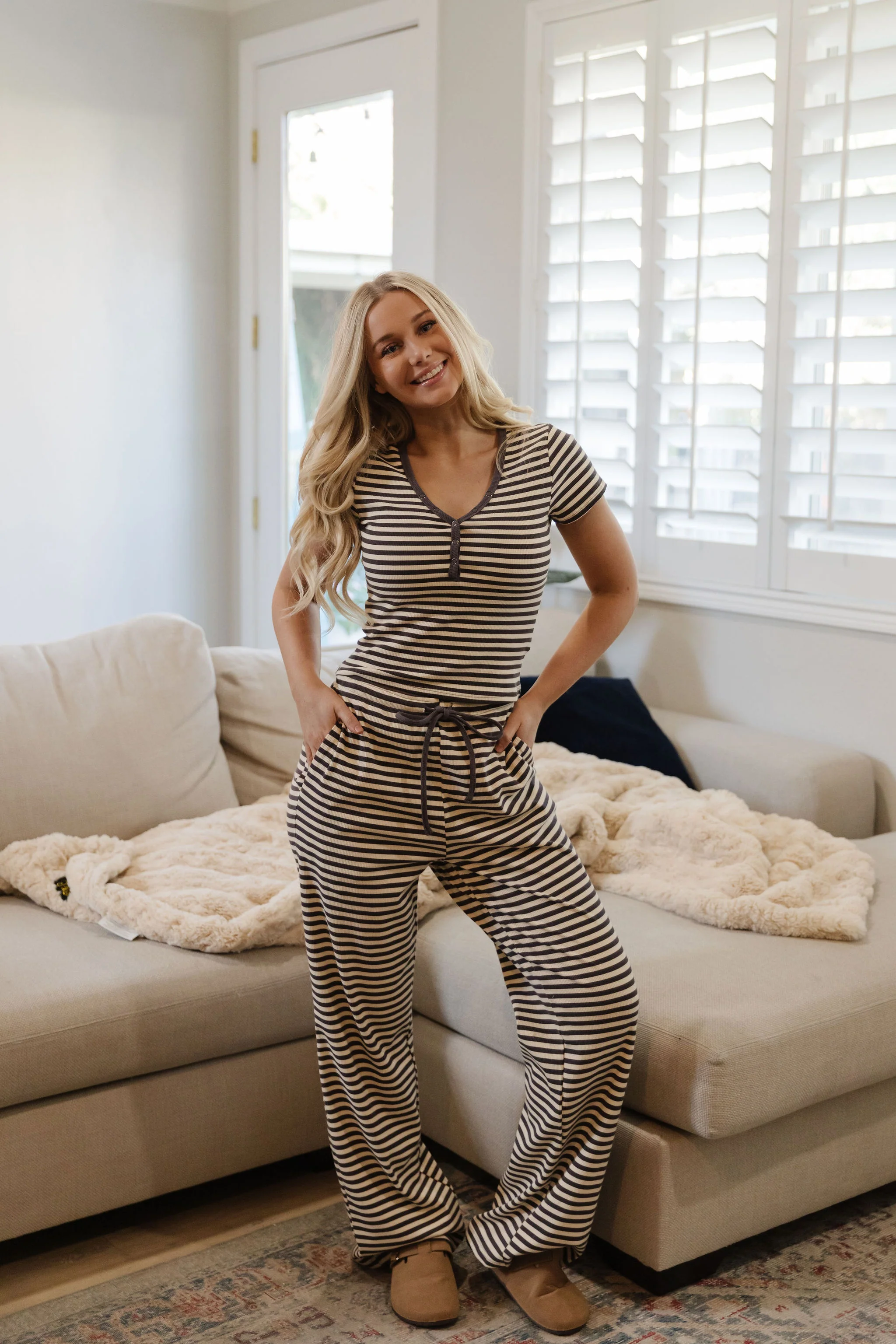 THE LORYN STRIPED TOP IN CHARCOAL - Image 6