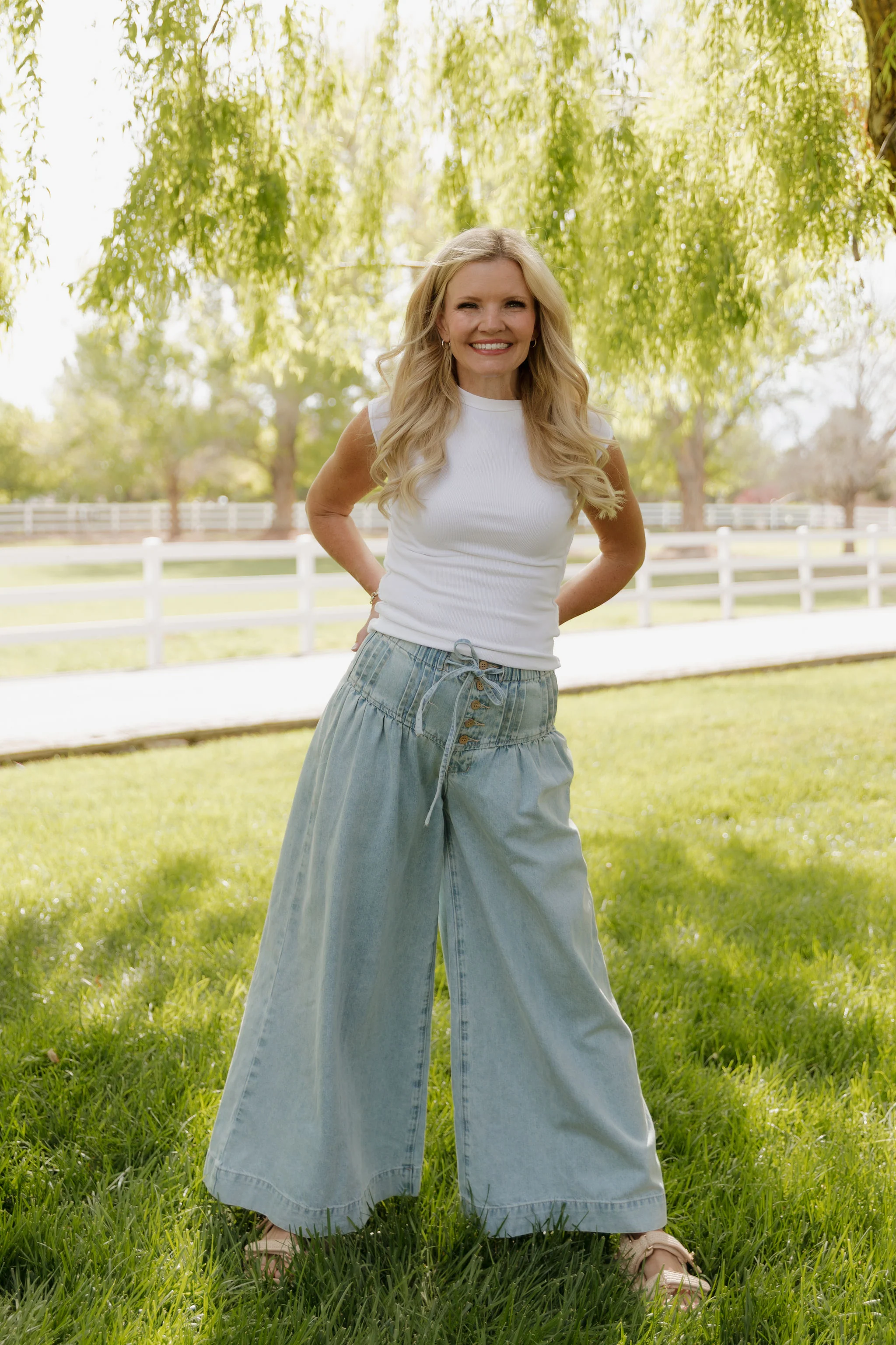 THE MAYA WIDE LEG JEAN WITH BUTTON CLOSURE AND DRAWSTRING IN LIGHT DENIM - Image 2