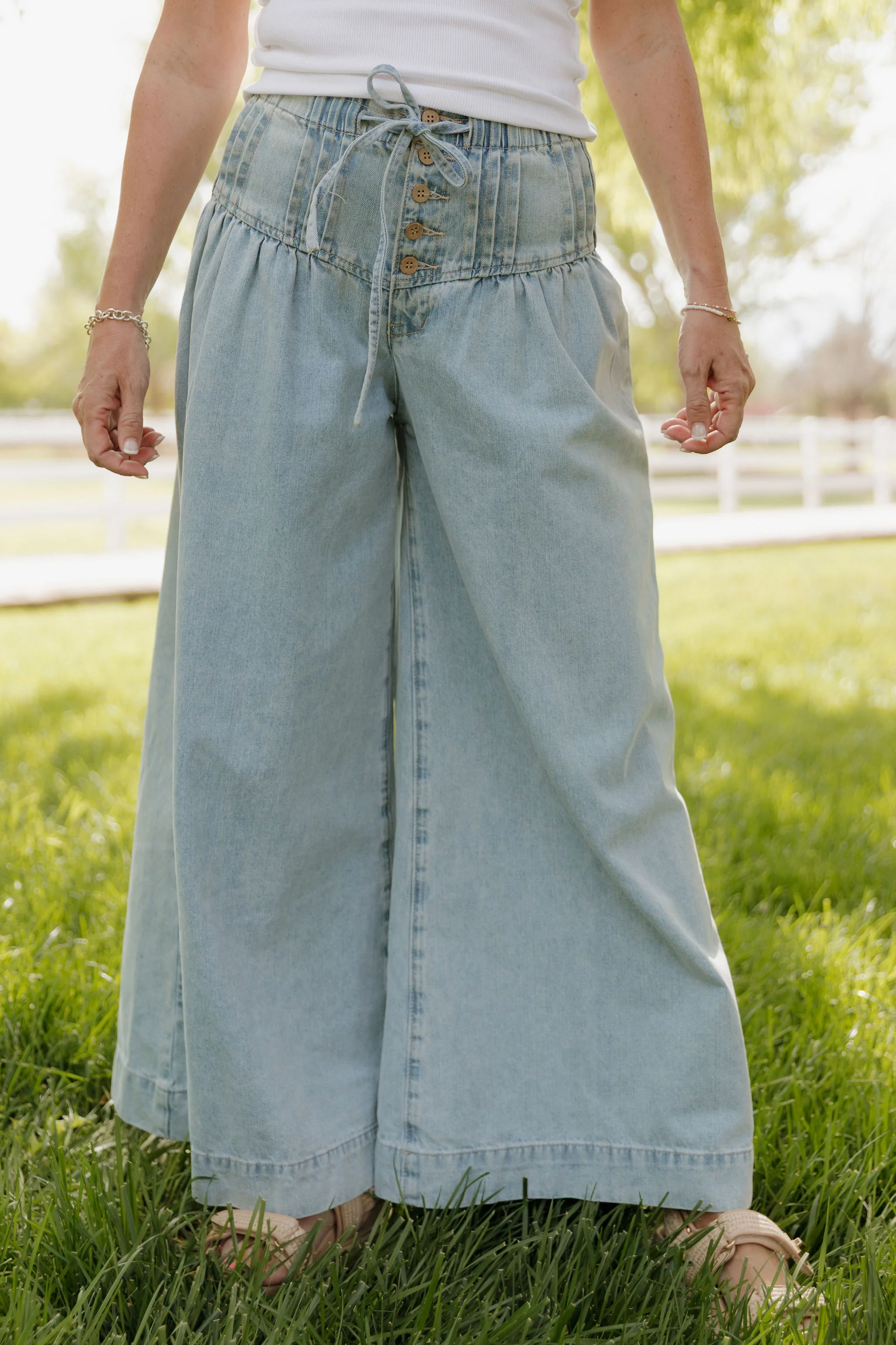 THE MAYA WIDE LEG JEAN WITH BUTTON CLOSURE AND DRAWSTRING IN LIGHT DENIM - Image 3