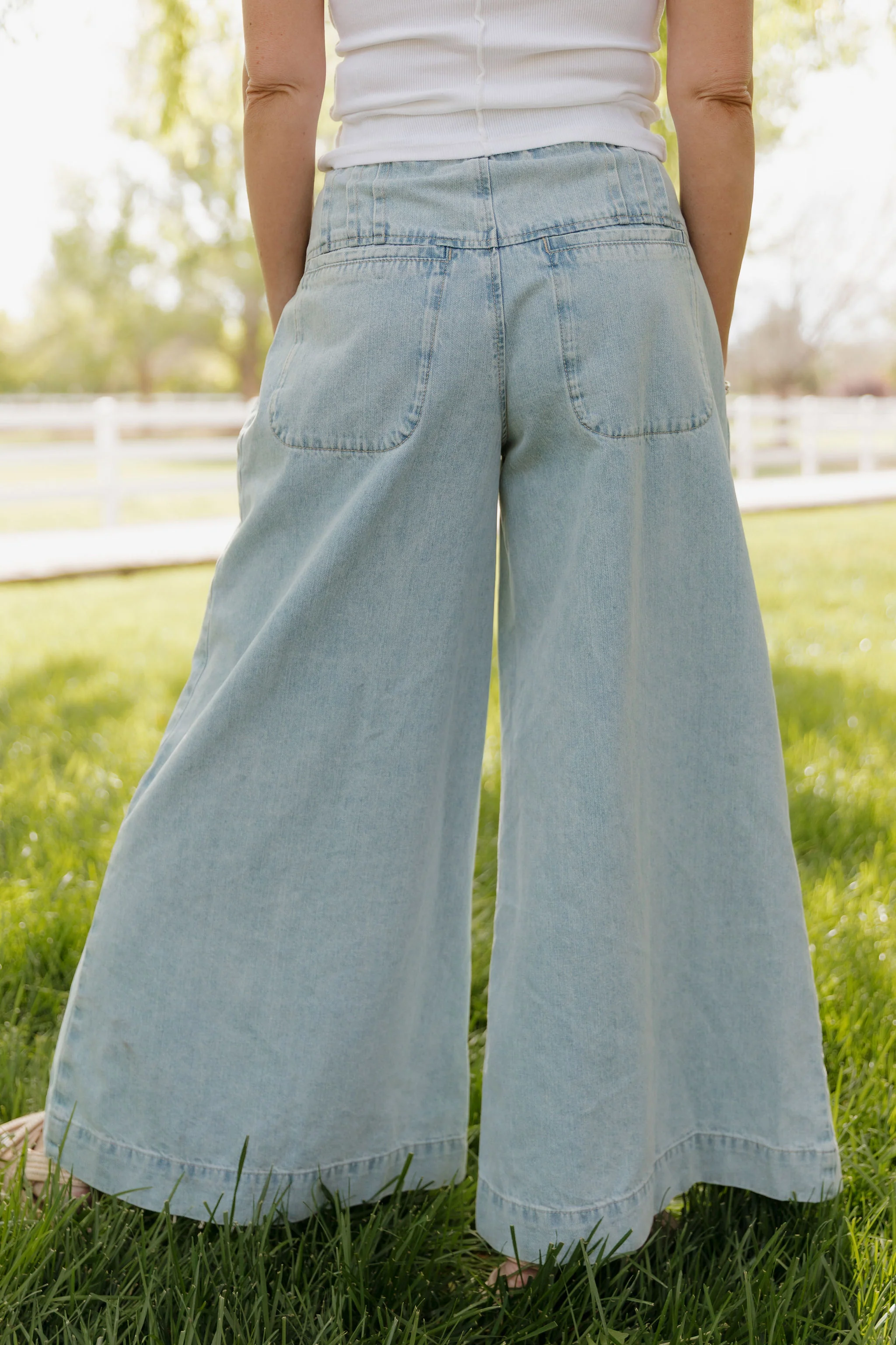 THE MAYA WIDE LEG JEAN WITH BUTTON CLOSURE AND DRAWSTRING IN LIGHT DENIM - Image 5