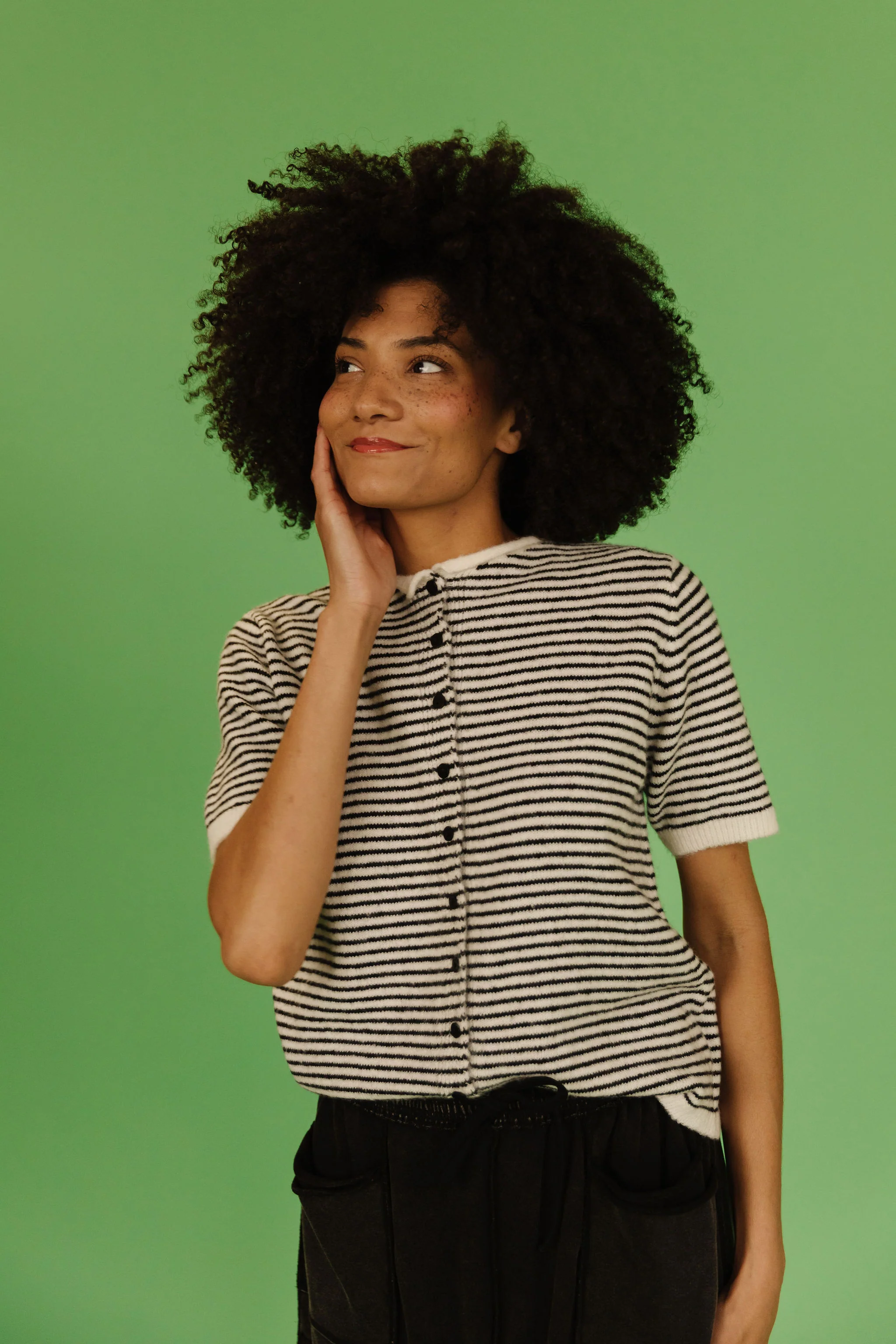THE MCKAYLA SHORT SLEEVE STRIPED CARDIGAN IN BLACK - Image 2