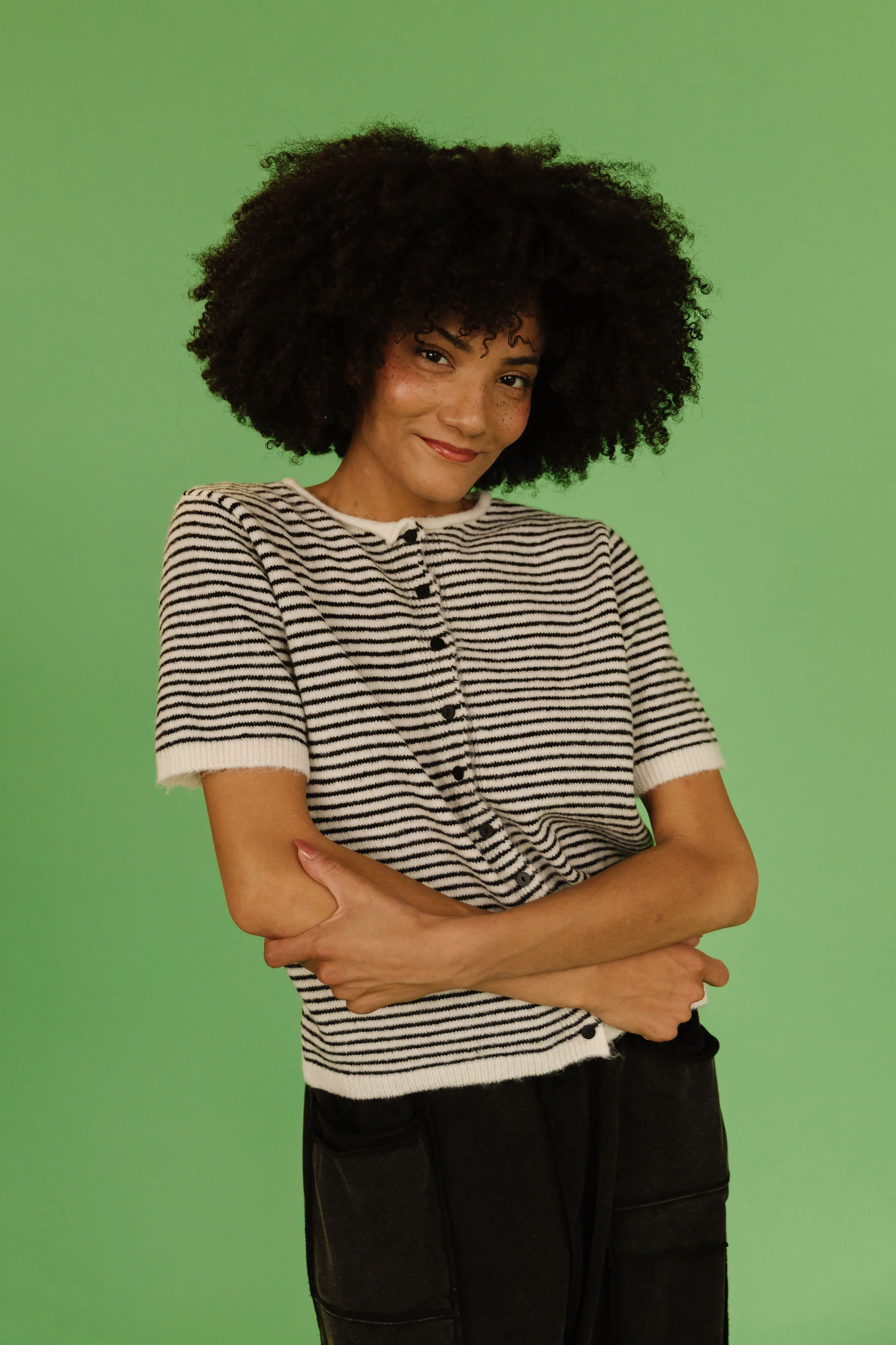 THE MCKAYLA SHORT SLEEVE STRIPED CARDIGAN IN BLACK - Image 3