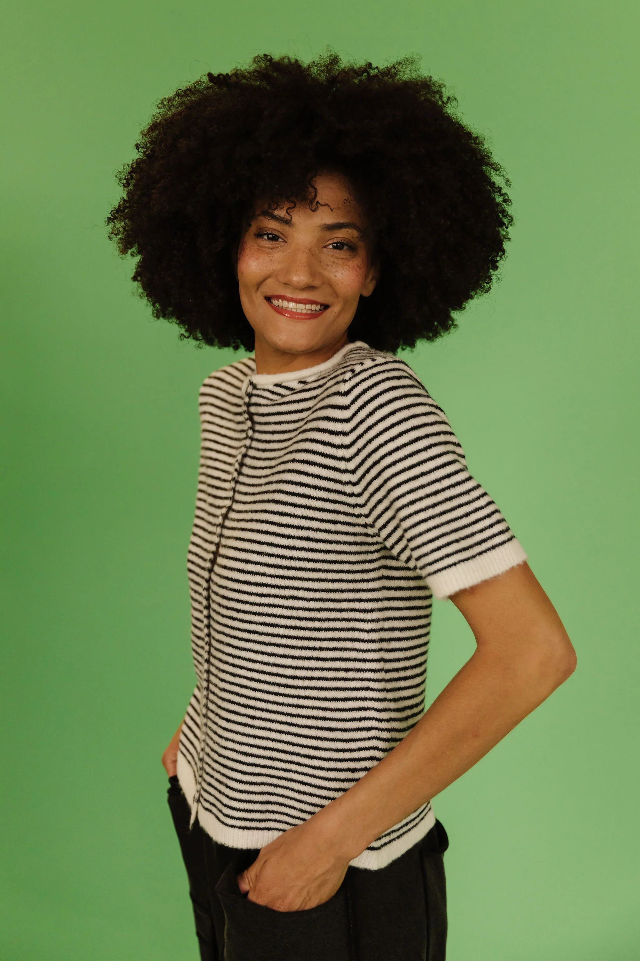THE MCKAYLA SHORT SLEEVE STRIPED CARDIGAN IN BLACK - Image 4
