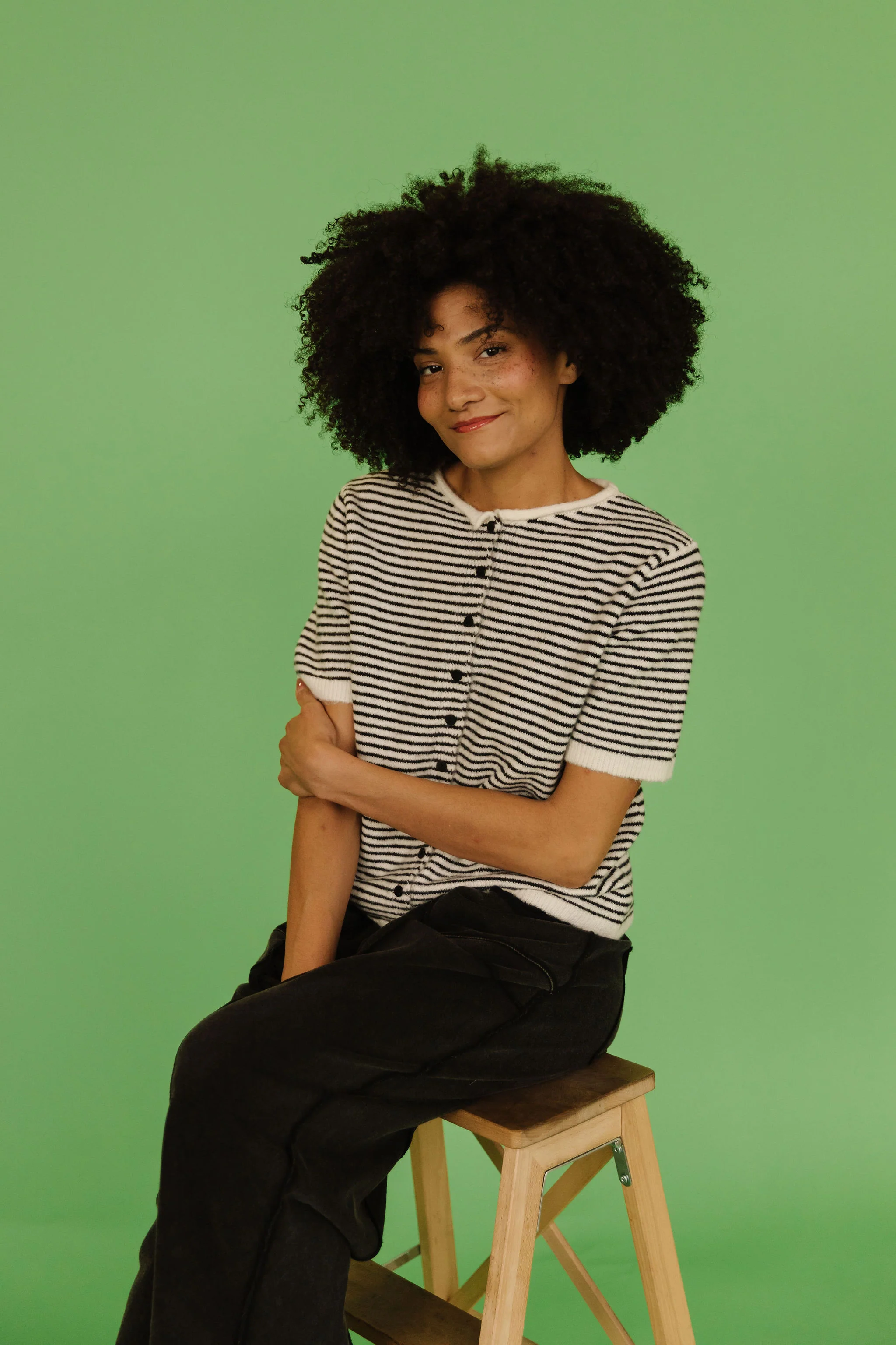 THE MCKAYLA SHORT SLEEVE STRIPED CARDIGAN IN BLACK - Image 7
