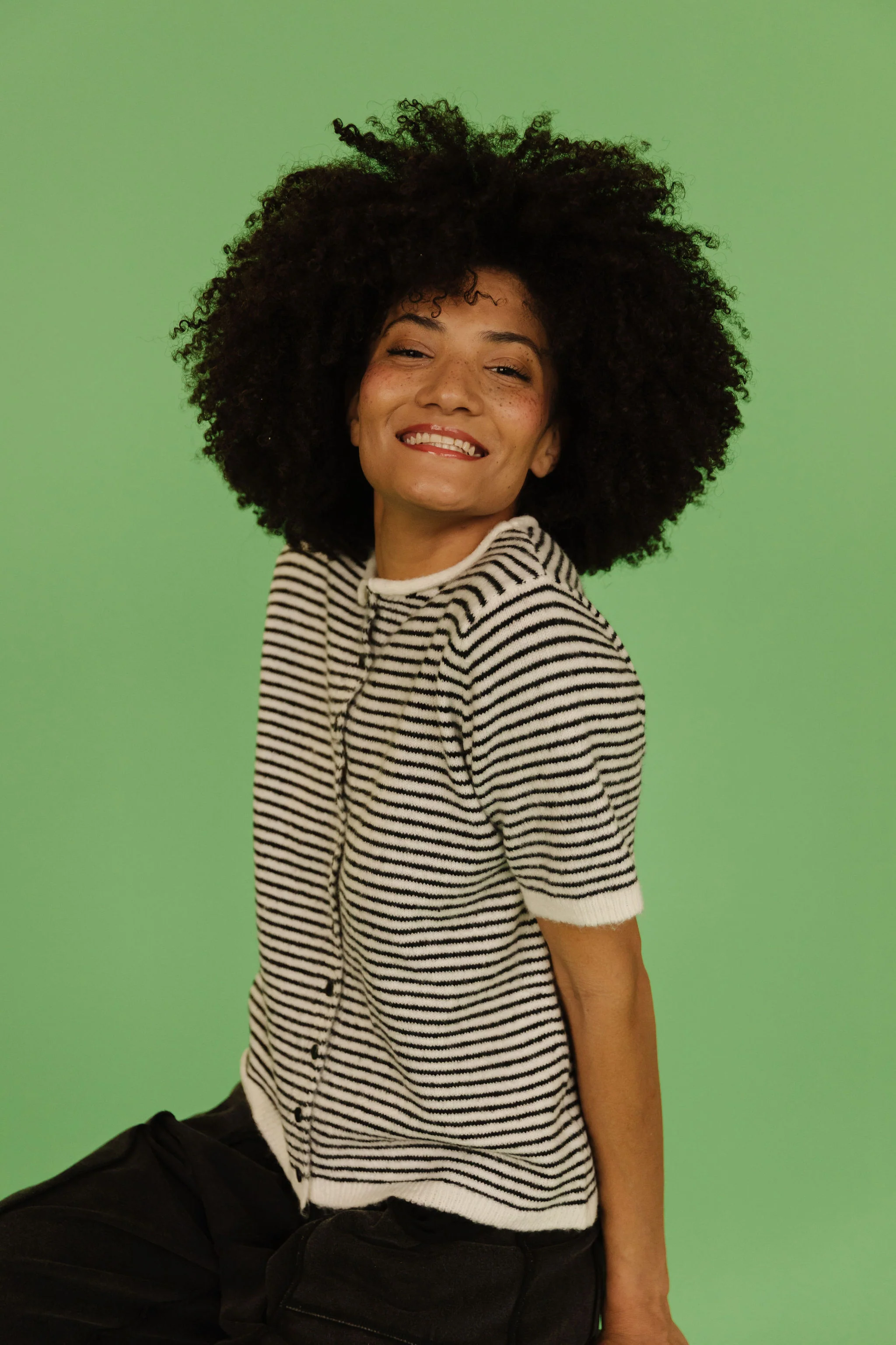 THE MCKAYLA SHORT SLEEVE STRIPED CARDIGAN IN BLACK - Image 8