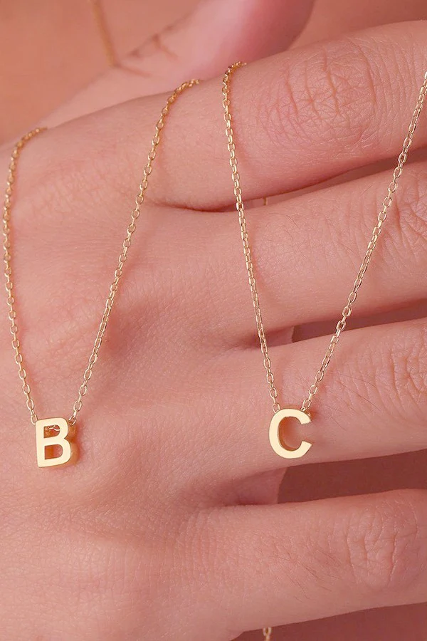 THE MINI INITIAL NECKLACE IN GOLD - Image 3