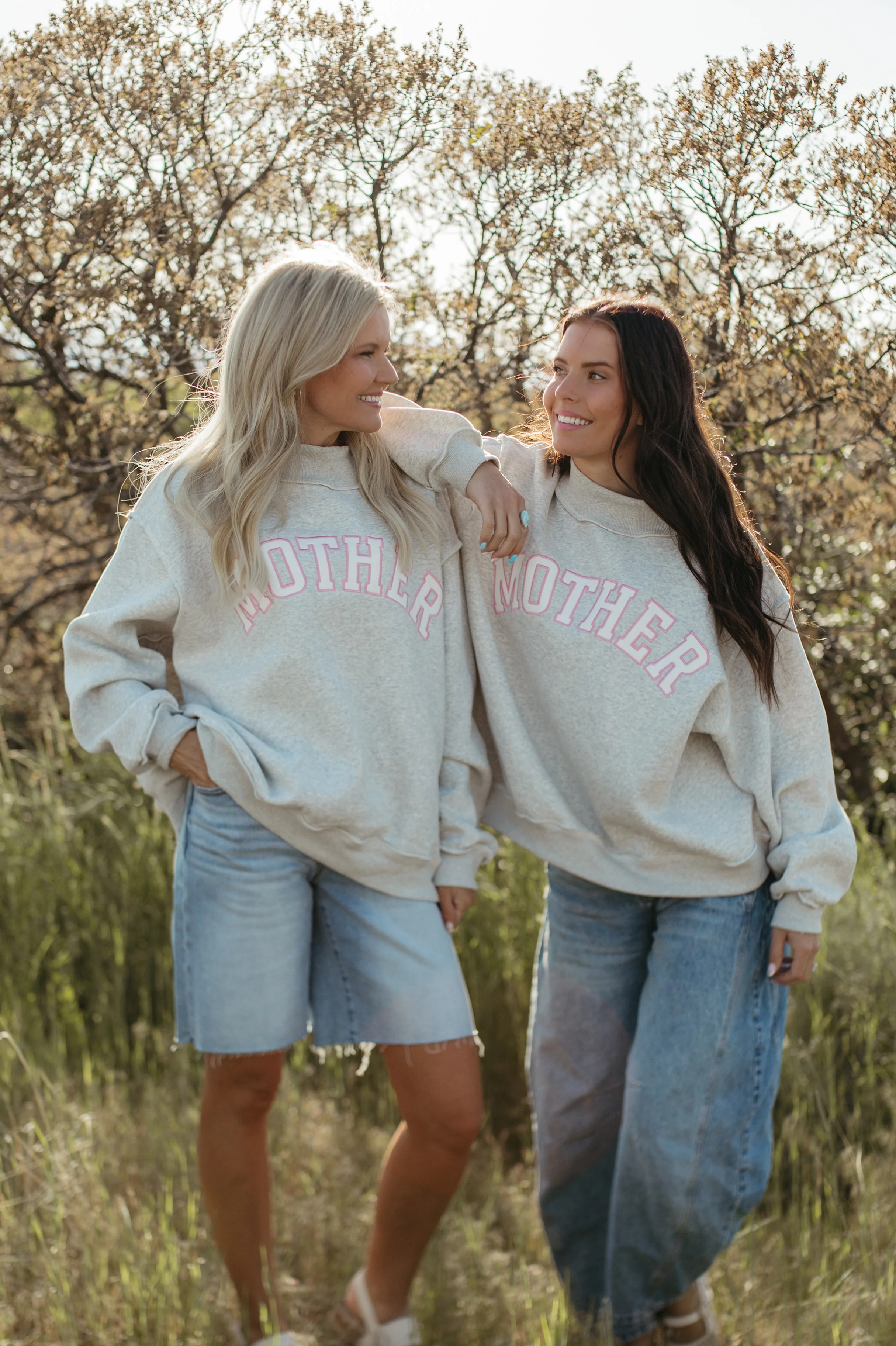 THE MOTHER MOCK NECK IN GREY AND PINK - Image 4