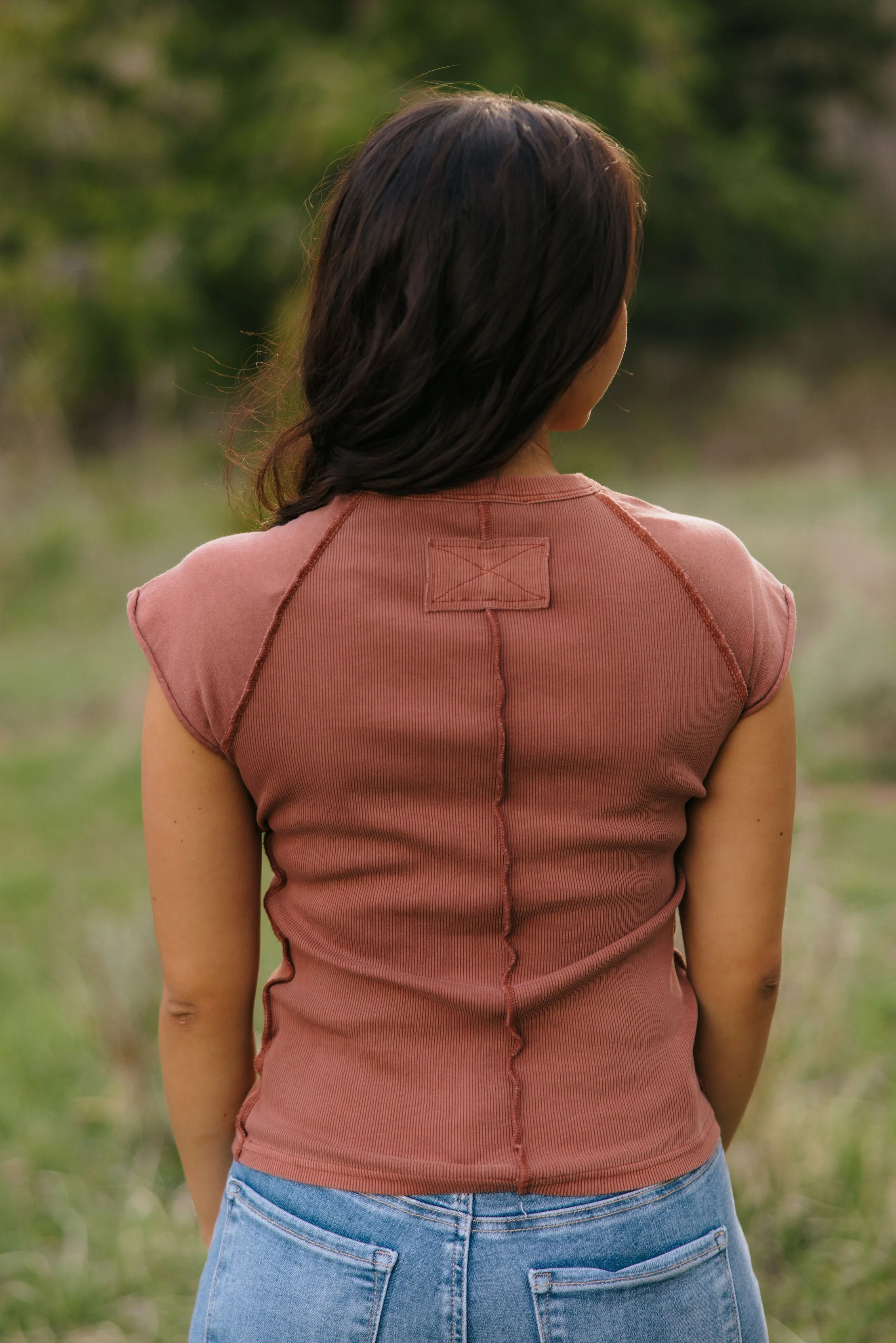 THE NOA EXPOSED SEAM SHORT SLEEVE TOP IN TERRACOTTA - Image 4