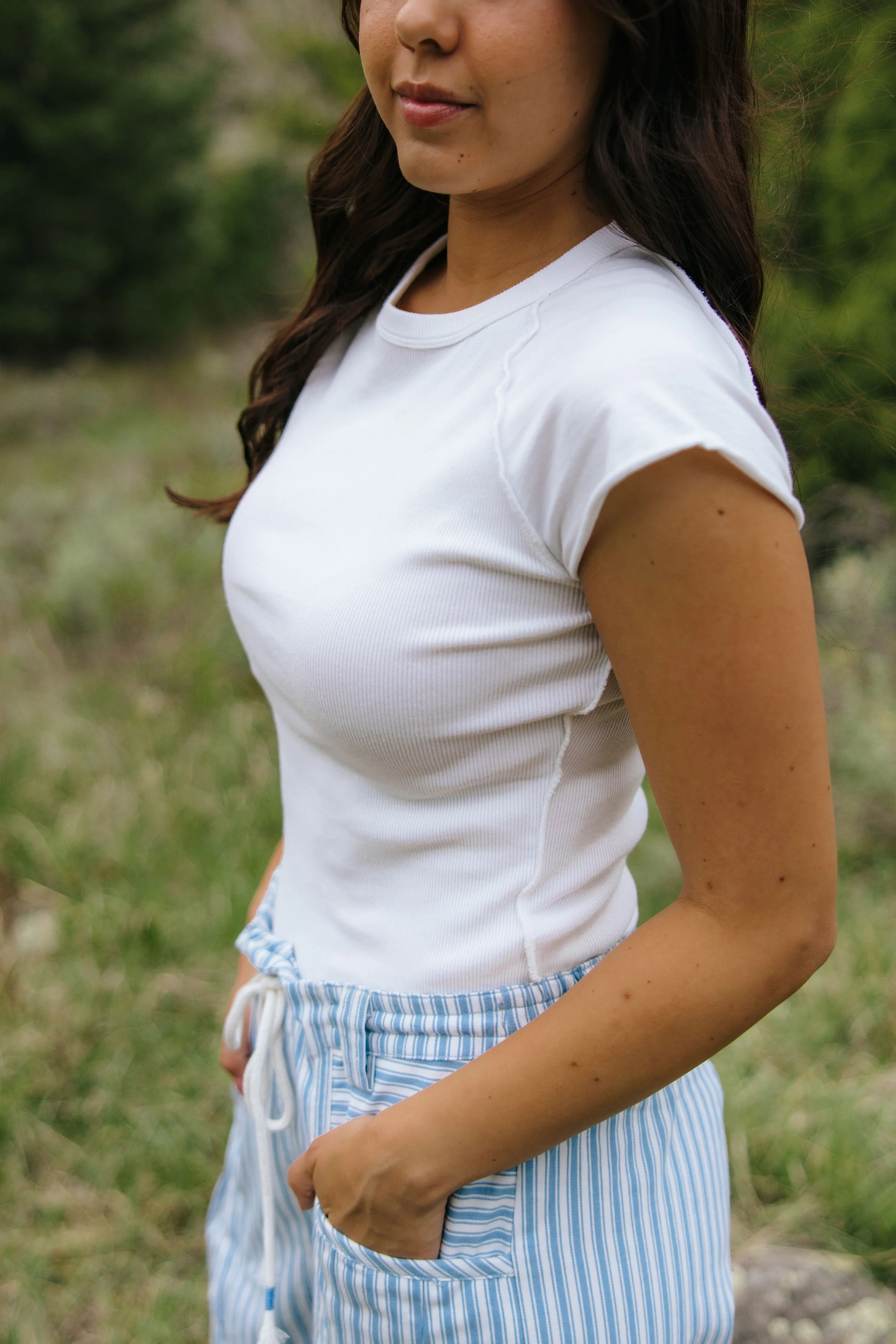 THE NOA EXPOSED SEAM SHORT SLEEVE TOP IN WHITE - Image 4