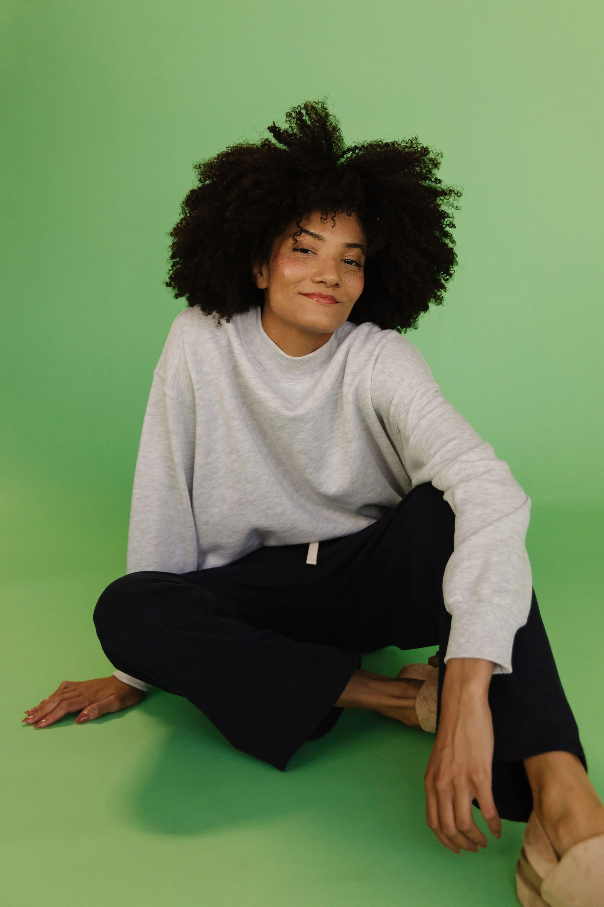 THE PARKER OVERSIZED MOCKNECK SWEATSHIRT IN GREY - Image 4