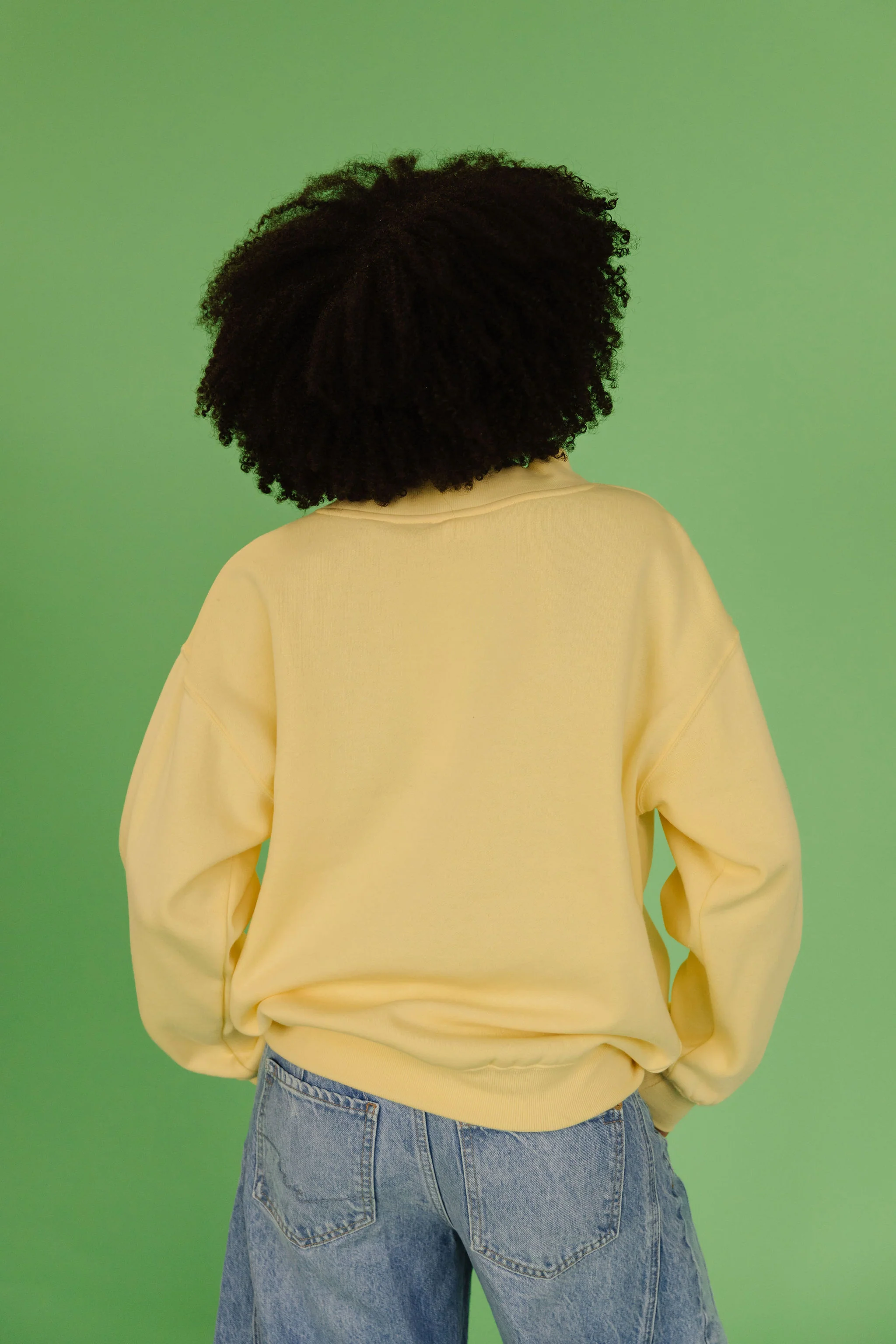THE PARKER OVERSIZED MOCKNECK SWEATSHIRT IN LEMON - Image 5