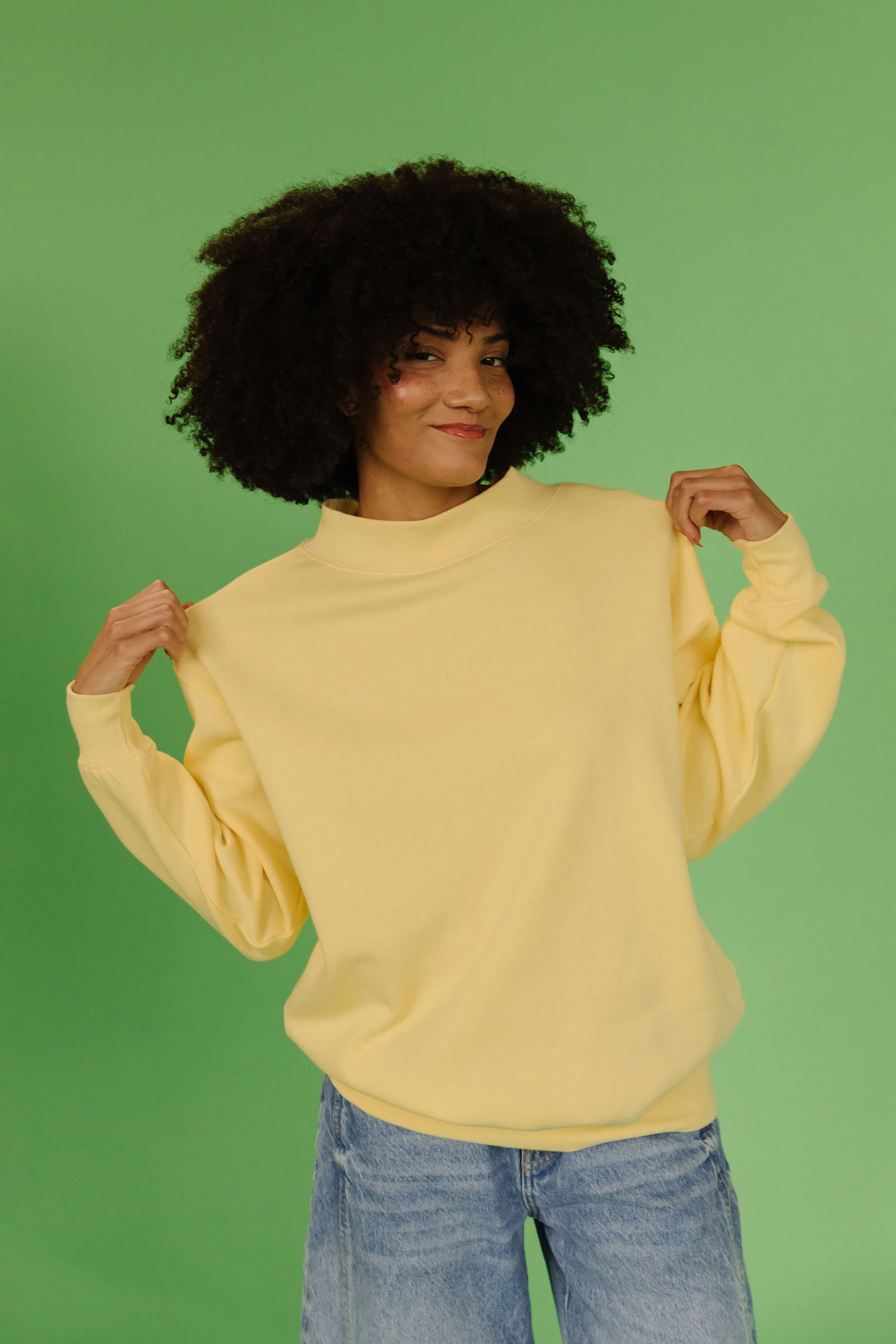 THE PARKER OVERSIZED MOCKNECK SWEATSHIRT IN LEMON - Image 6