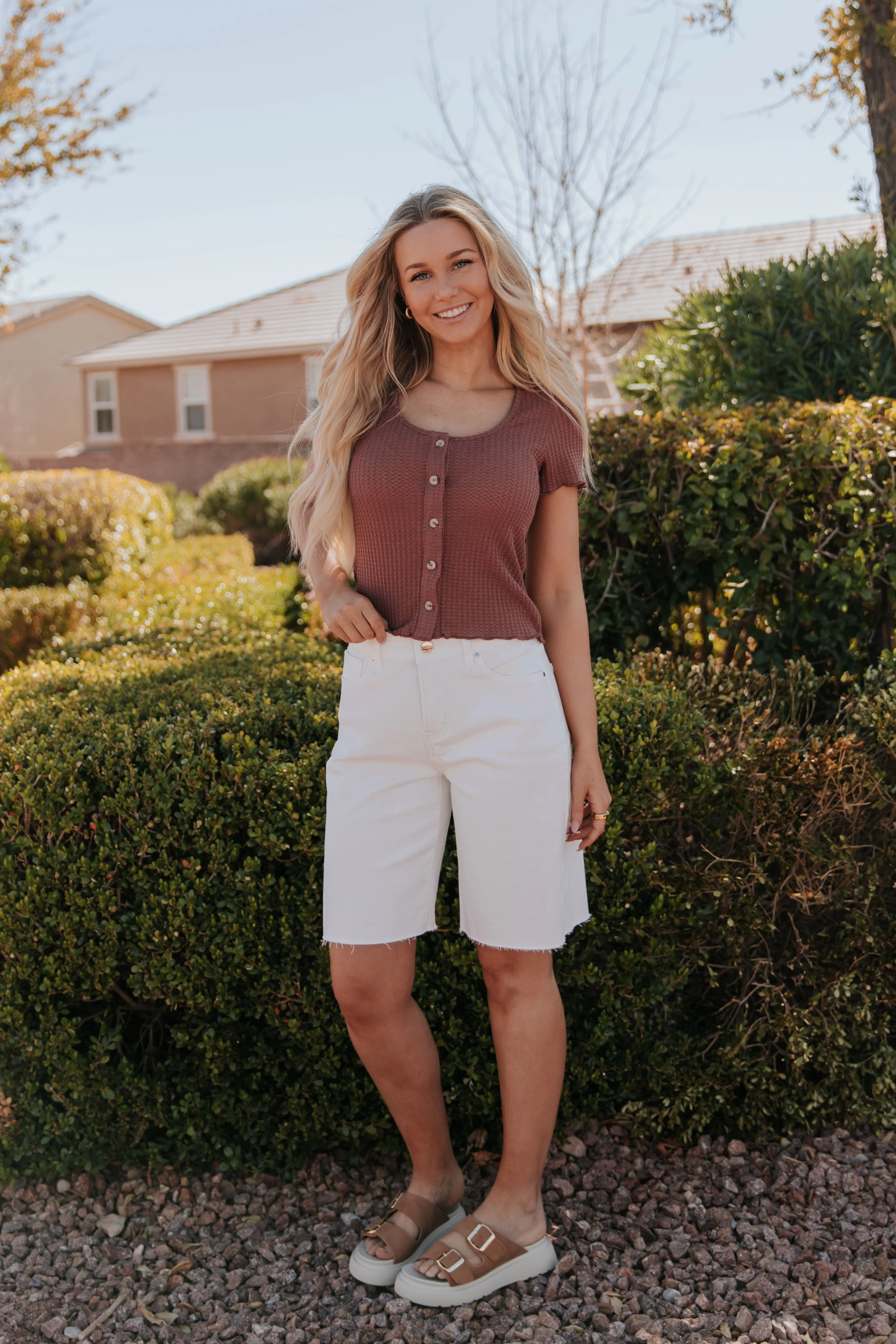 THE RYKER RELAXED FIT BERMUDA SHORTS IN WHITE - Image 2