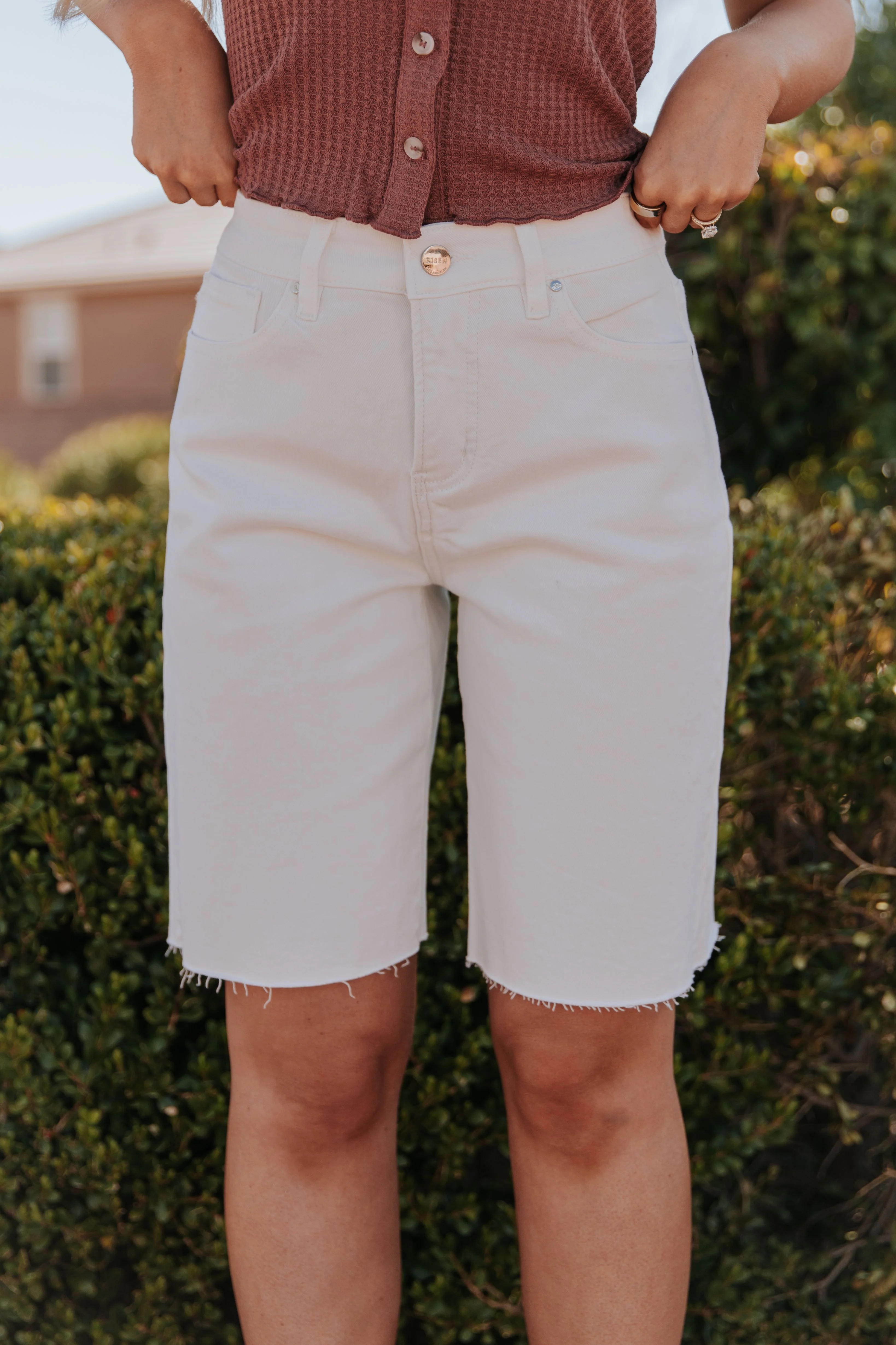 THE RYKER RELAXED FIT BERMUDA SHORTS IN WHITE - Image 3