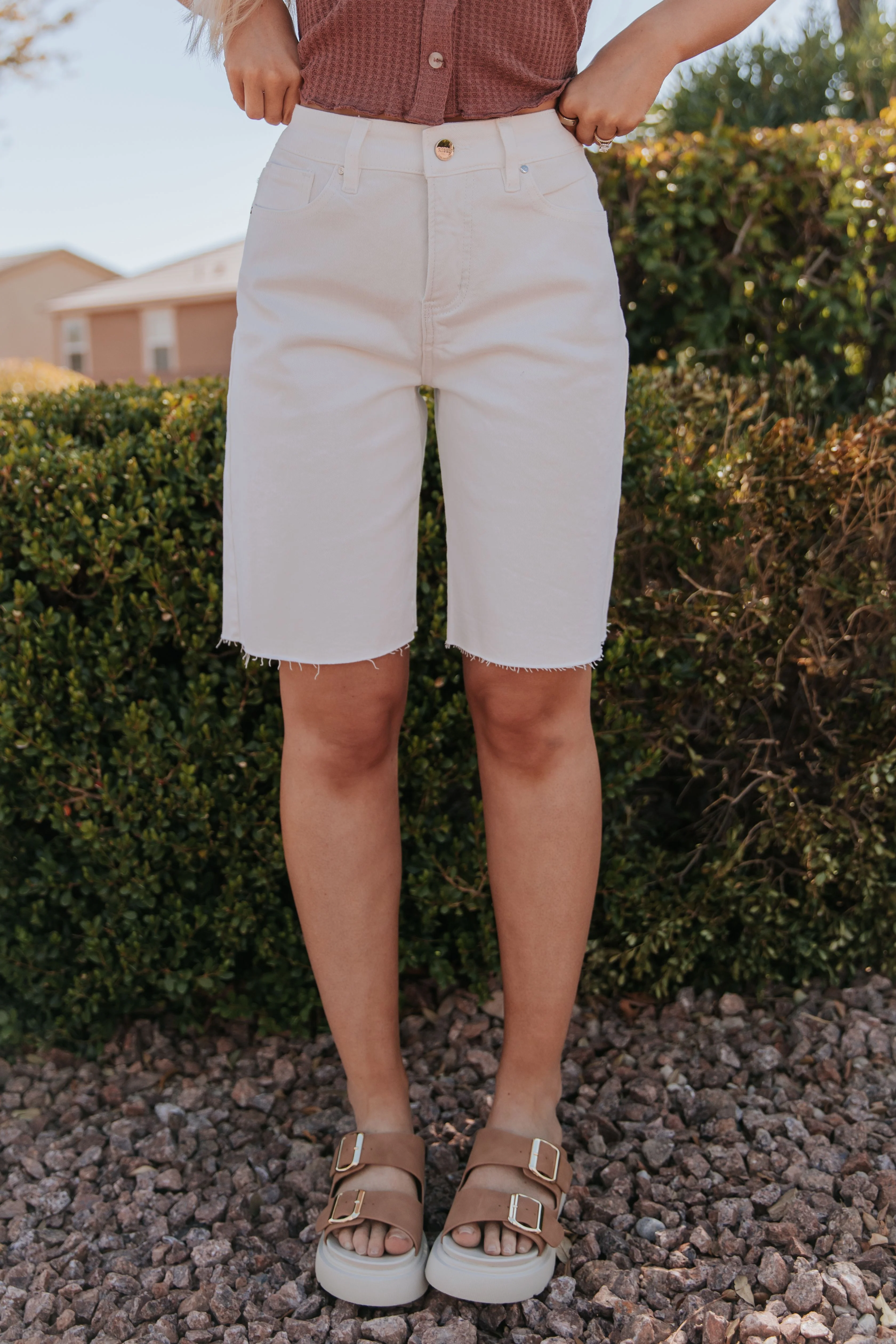 THE RYKER RELAXED FIT BERMUDA SHORTS IN WHITE - Image 4