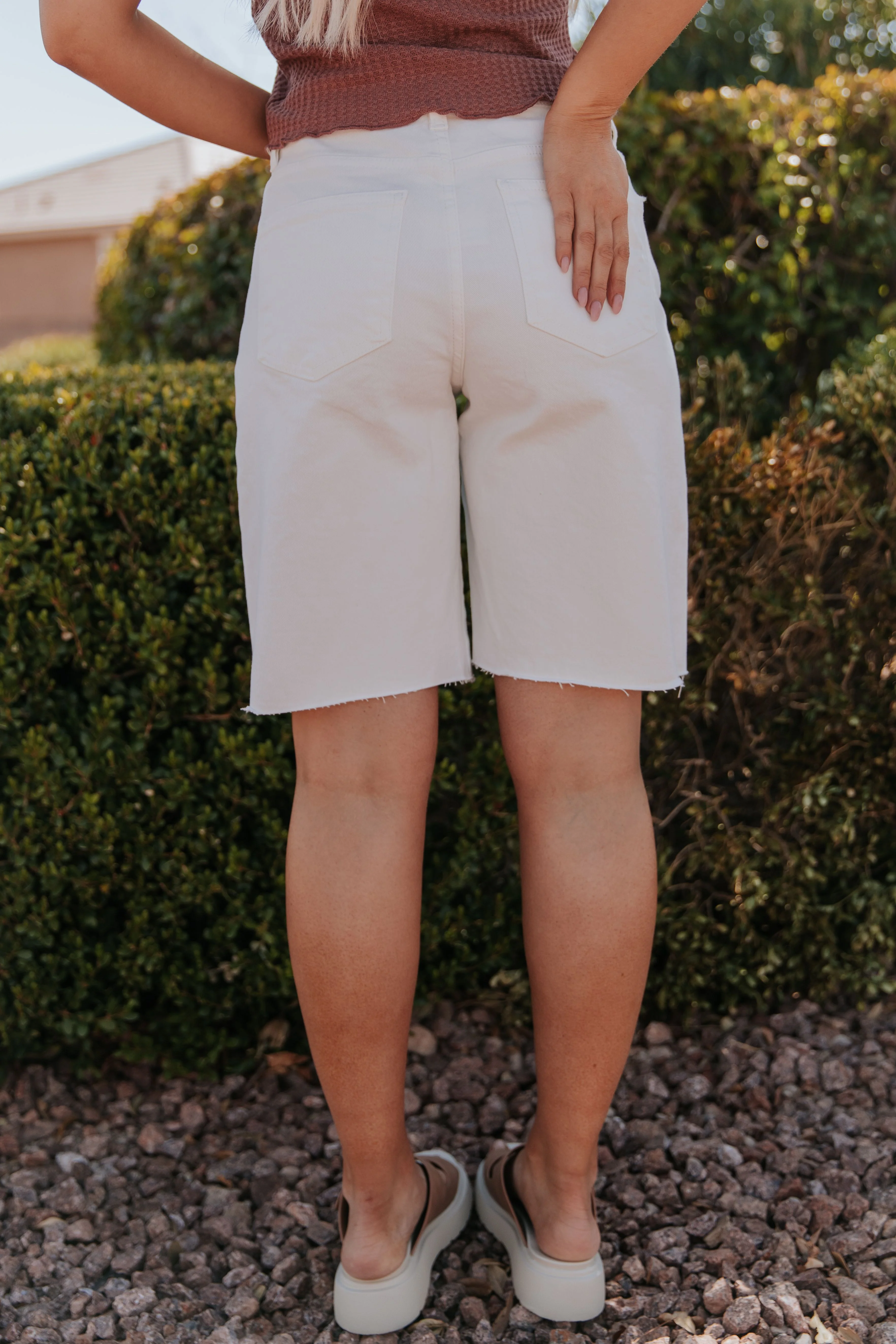 THE RYKER RELAXED FIT BERMUDA SHORTS IN WHITE - Image 5