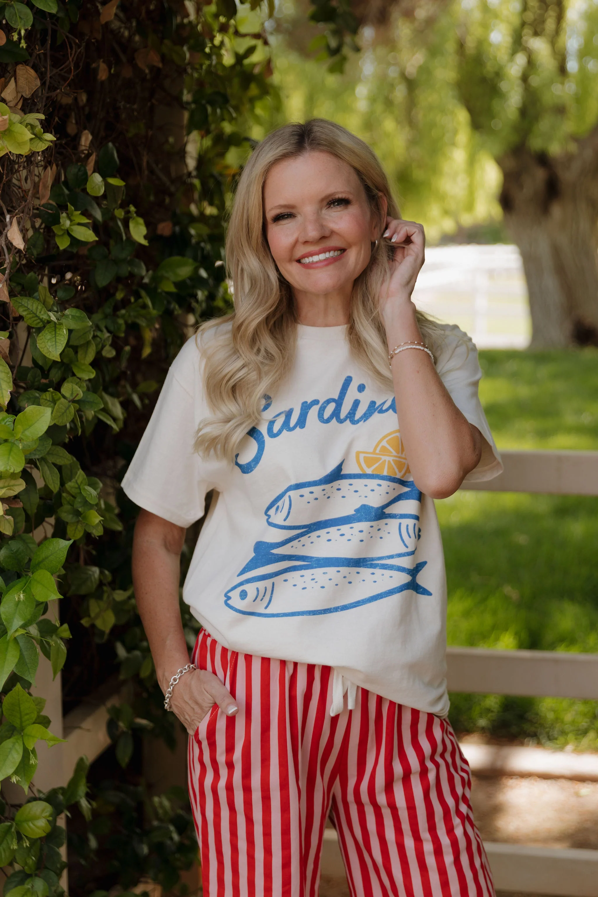 THE SARDINES GRAPHIC TEE IN IVORY - Image 2