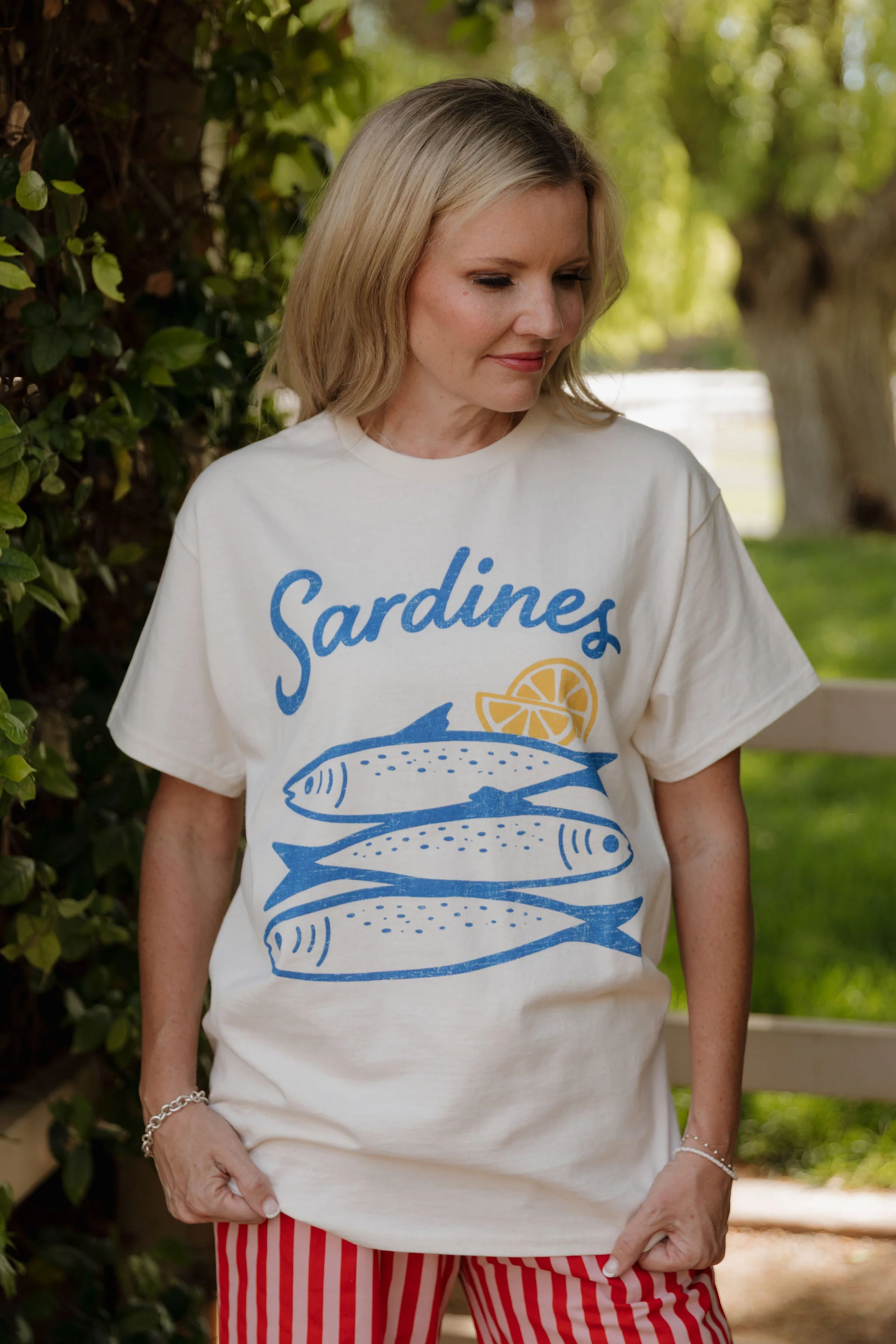 THE SARDINES GRAPHIC TEE IN IVORY - Image 3
