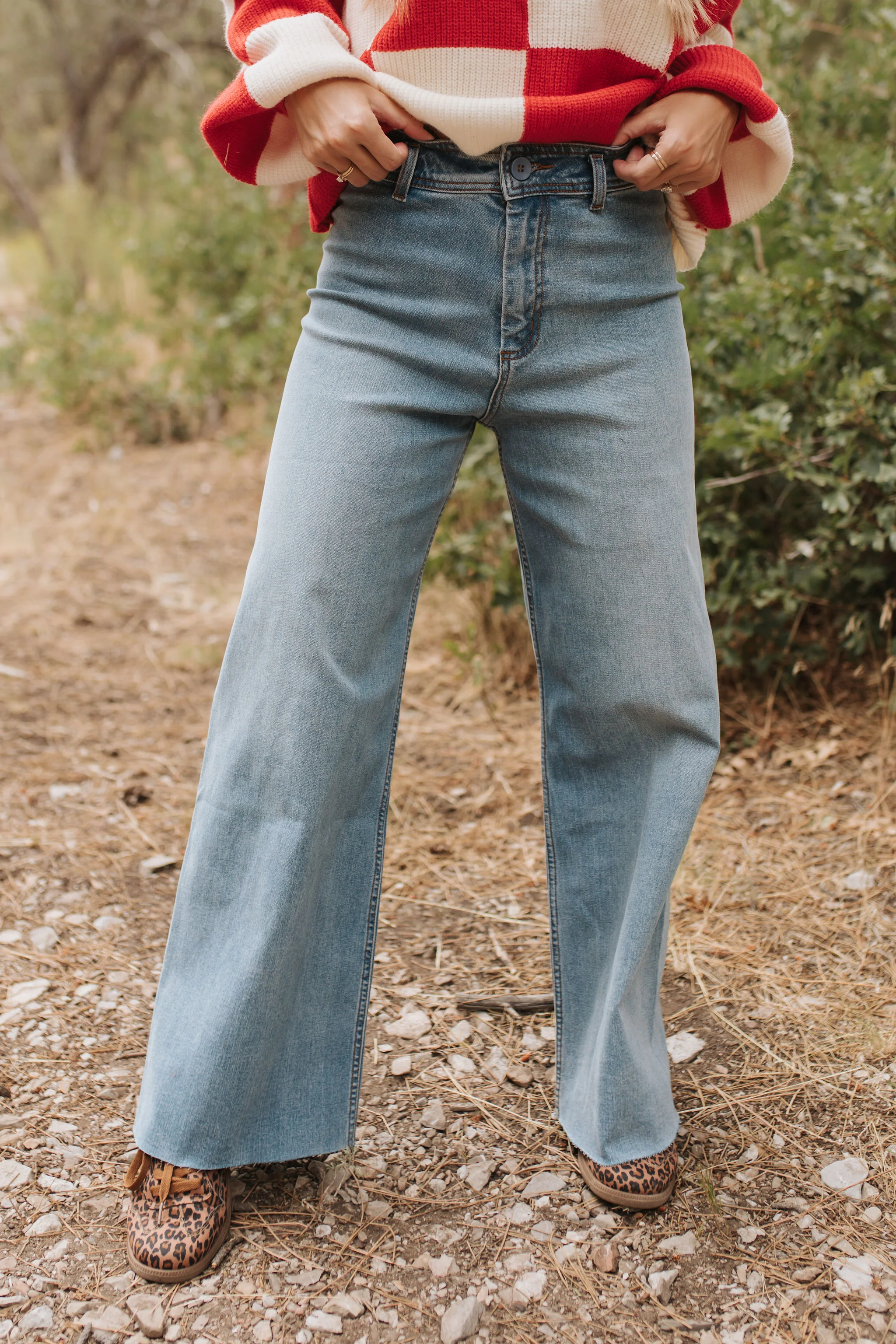 THE SAYLOR WIDE LEG JEANS IN MEDIUM DENIM - Image 2