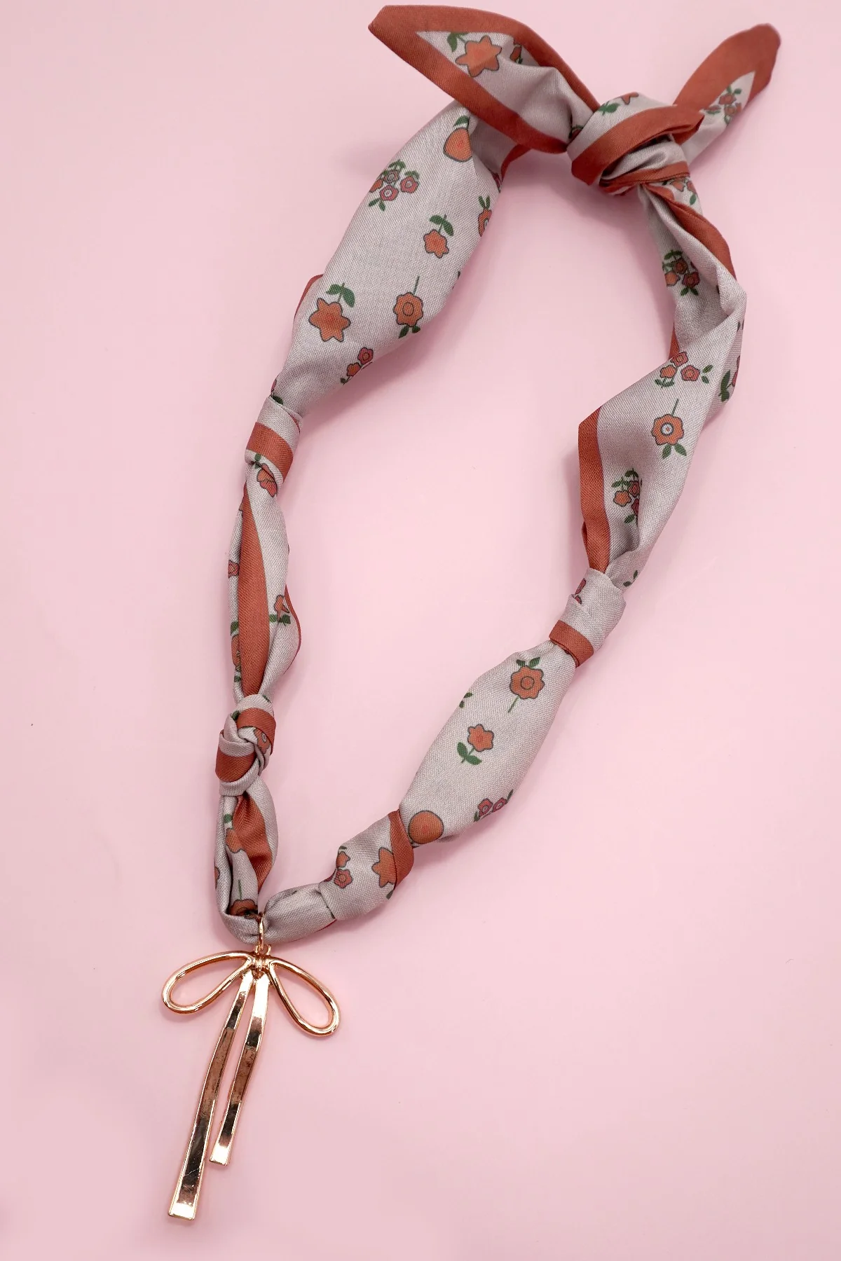 THE SCARF NECKLACE IN GOLD - Image 2