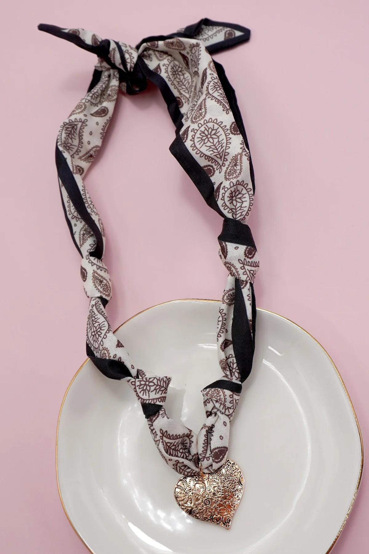 THE SCARF NECKLACE IN GOLD - Image 3