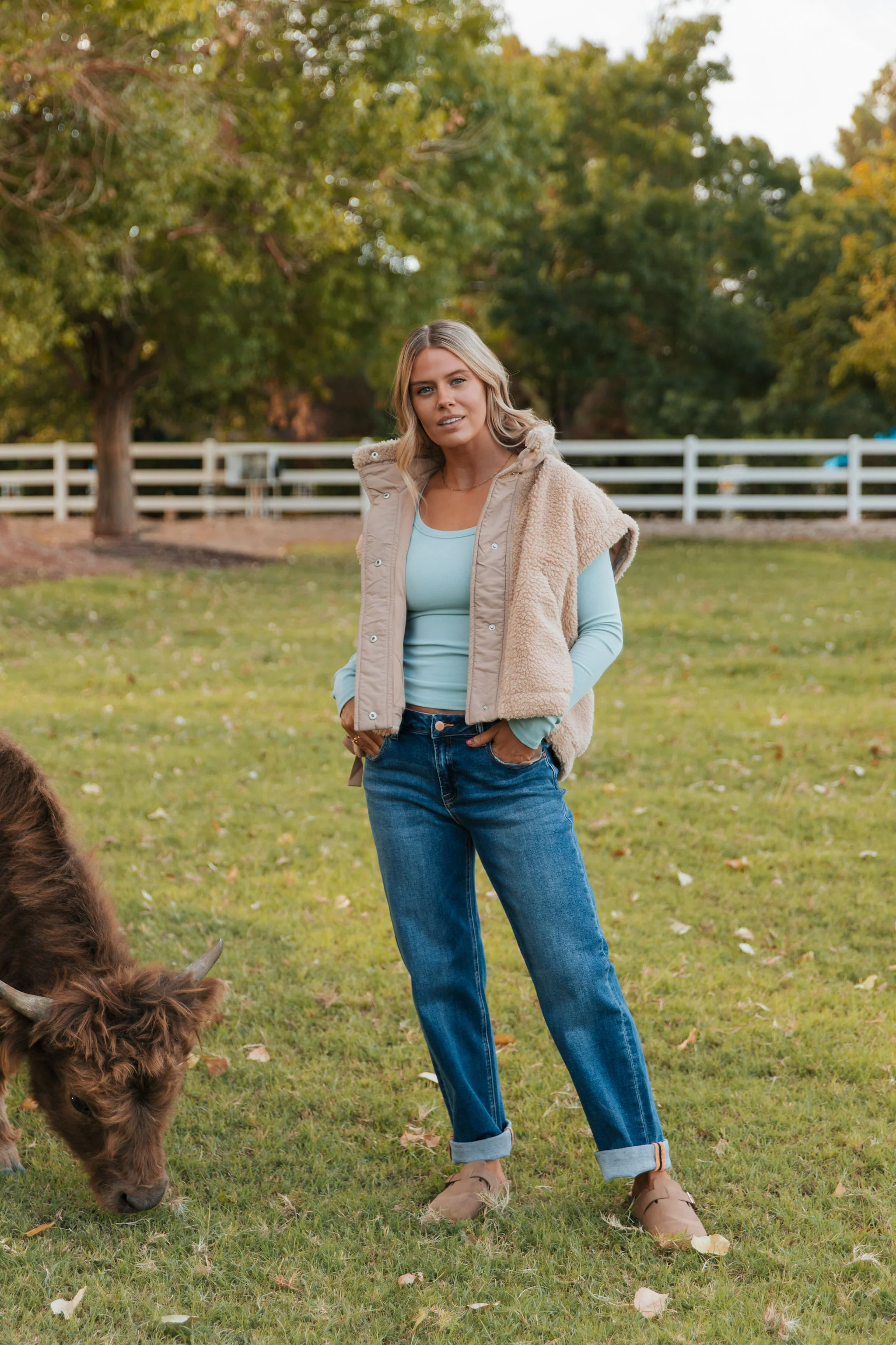 THE SHAY MIDRISE BOYFRIEND JEANS IN DARK WASH - Image 11