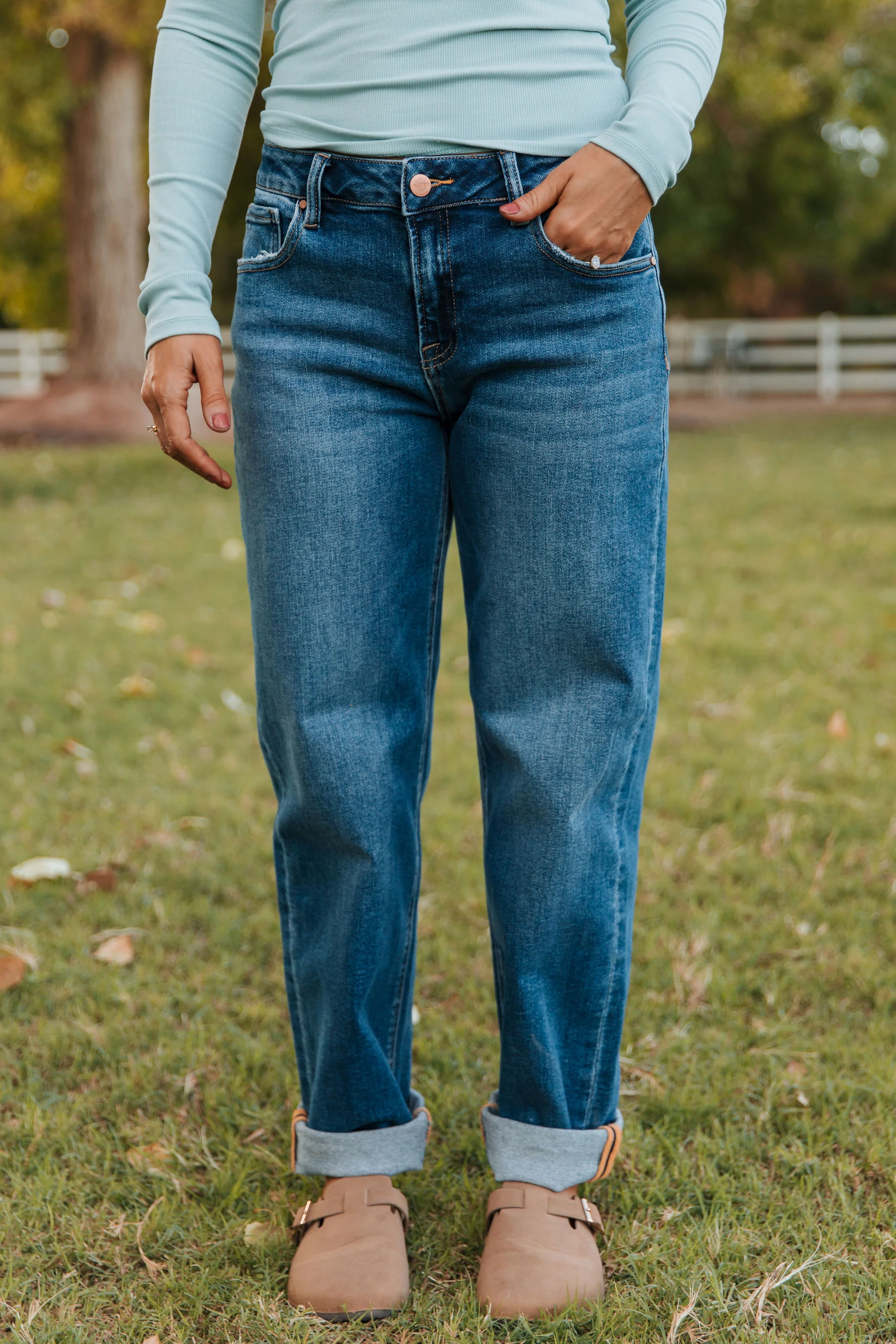 THE SHAY MIDRISE BOYFRIEND JEANS IN DARK WASH - Image 3