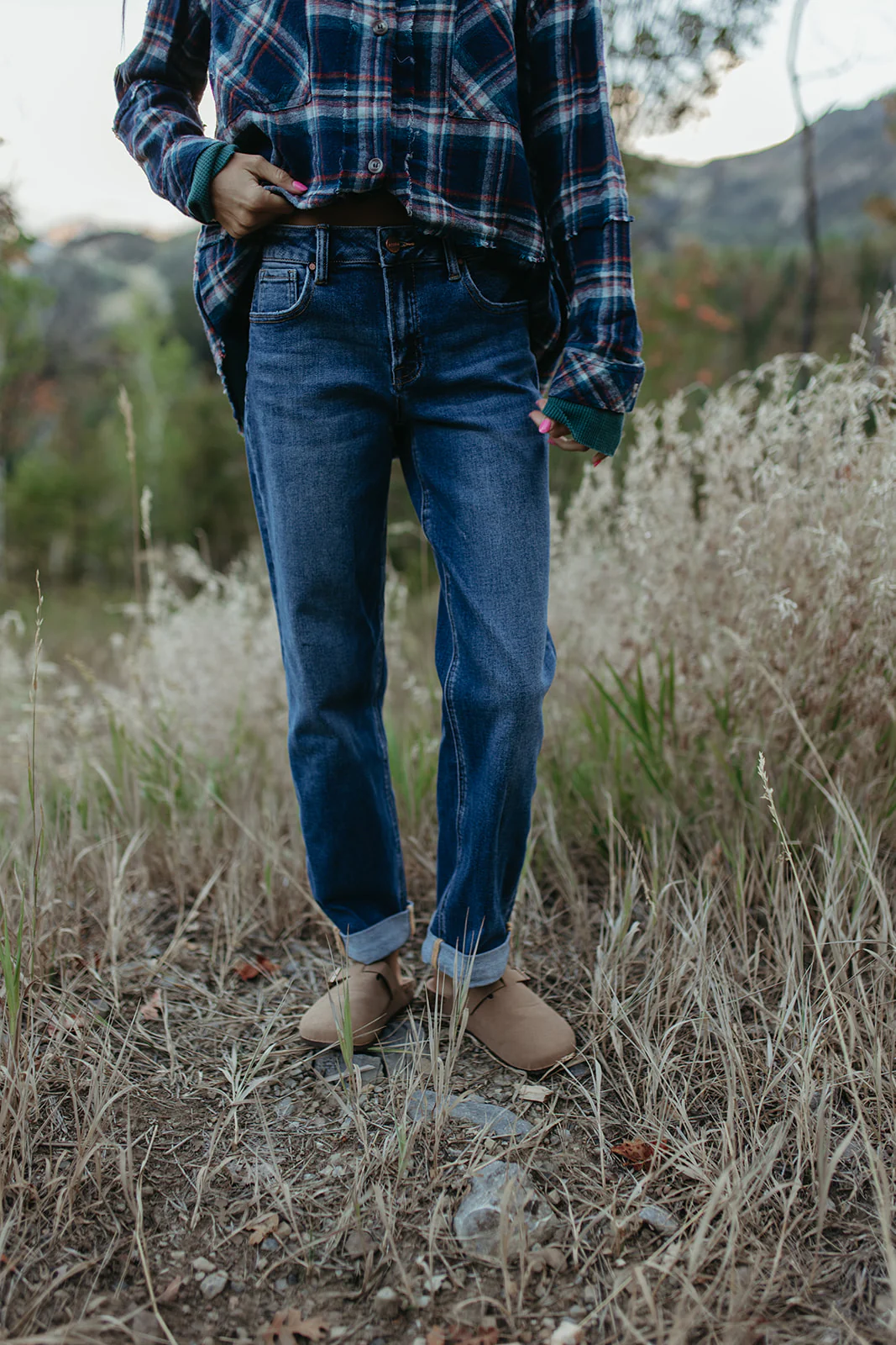 THE SHAY MIDRISE BOYFRIEND JEANS IN DARK WASH - Image 4