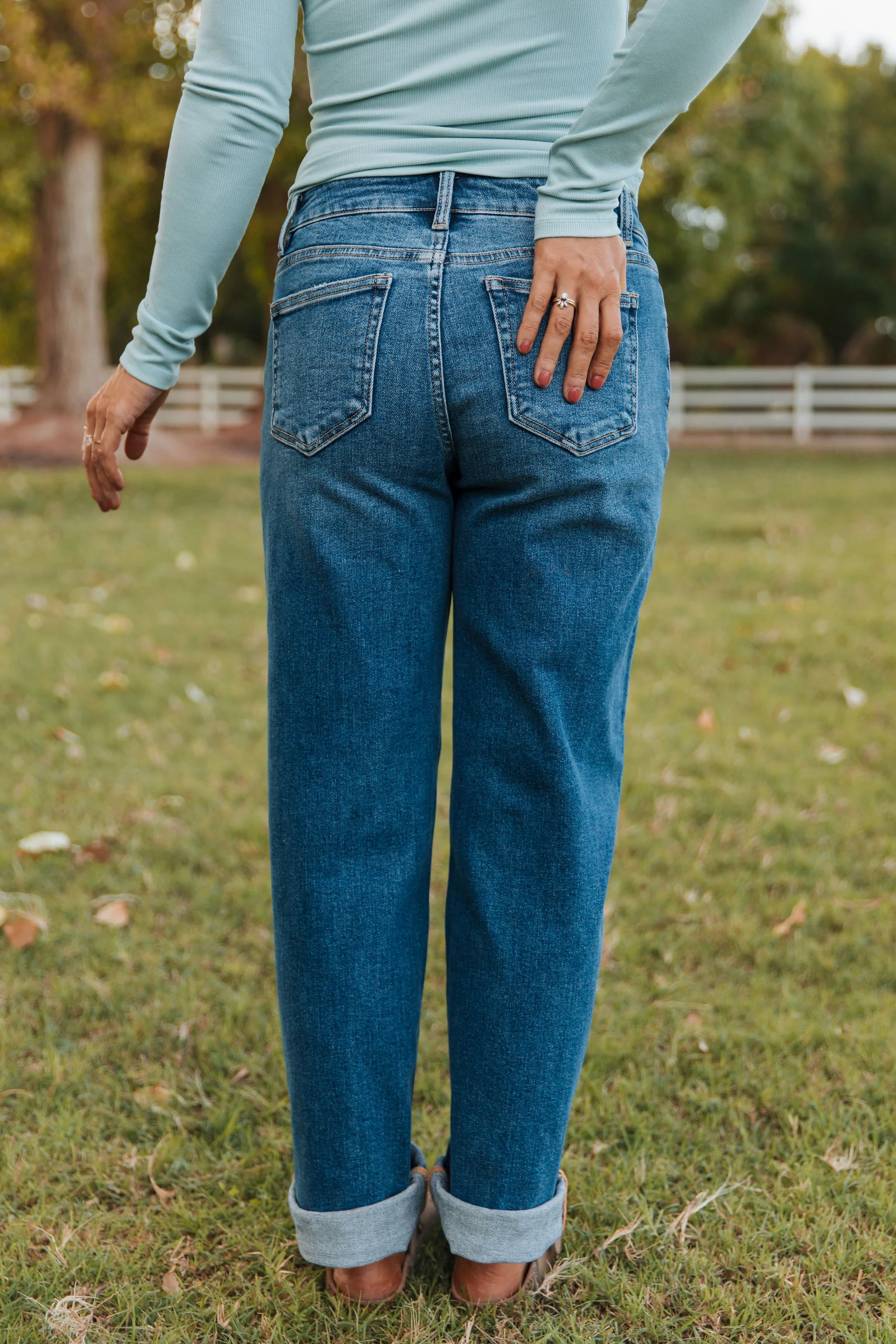 THE SHAY MIDRISE BOYFRIEND JEANS IN DARK WASH - Image 6
