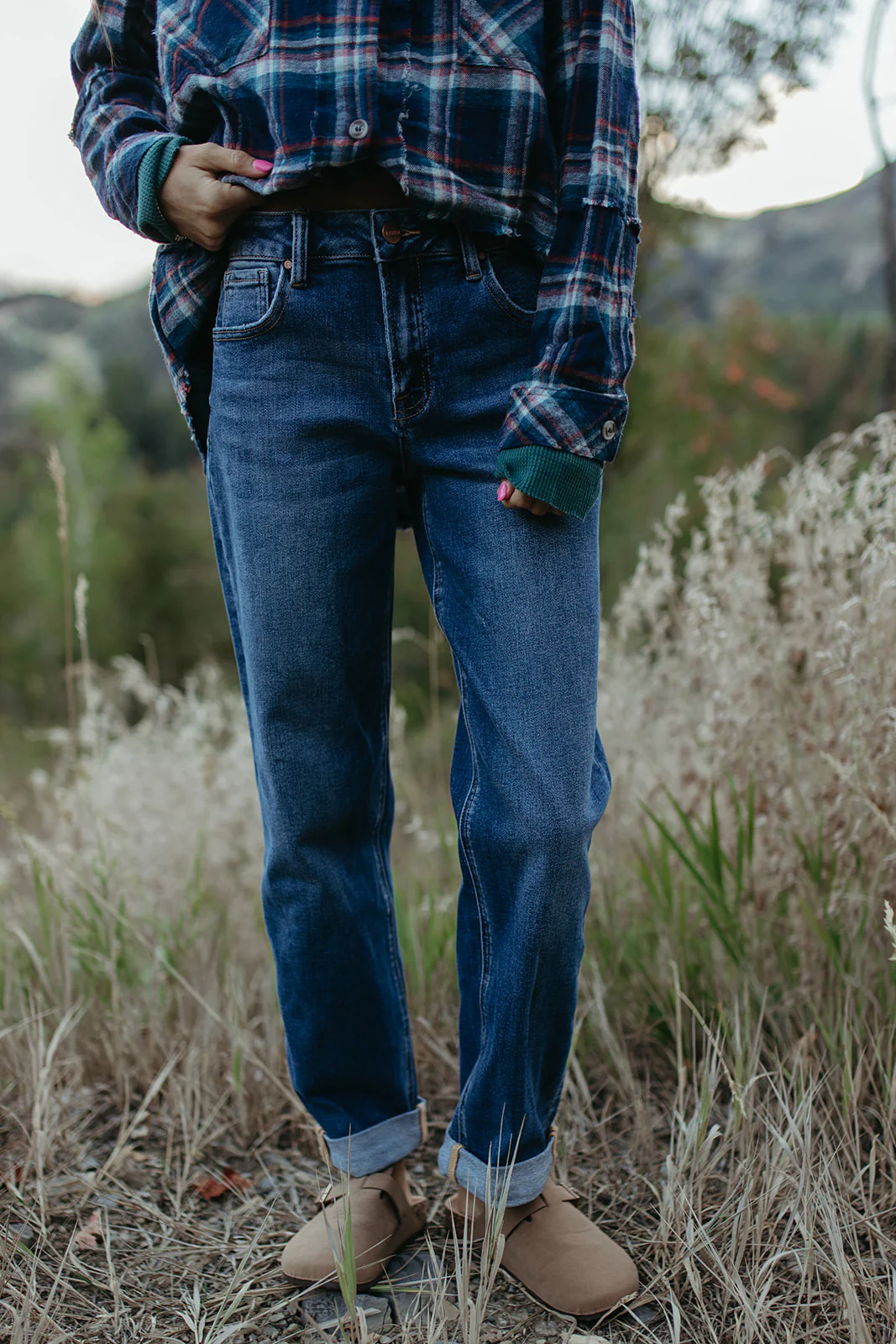 THE SHAY MIDRISE BOYFRIEND JEANS IN DARK WASH - Image 8