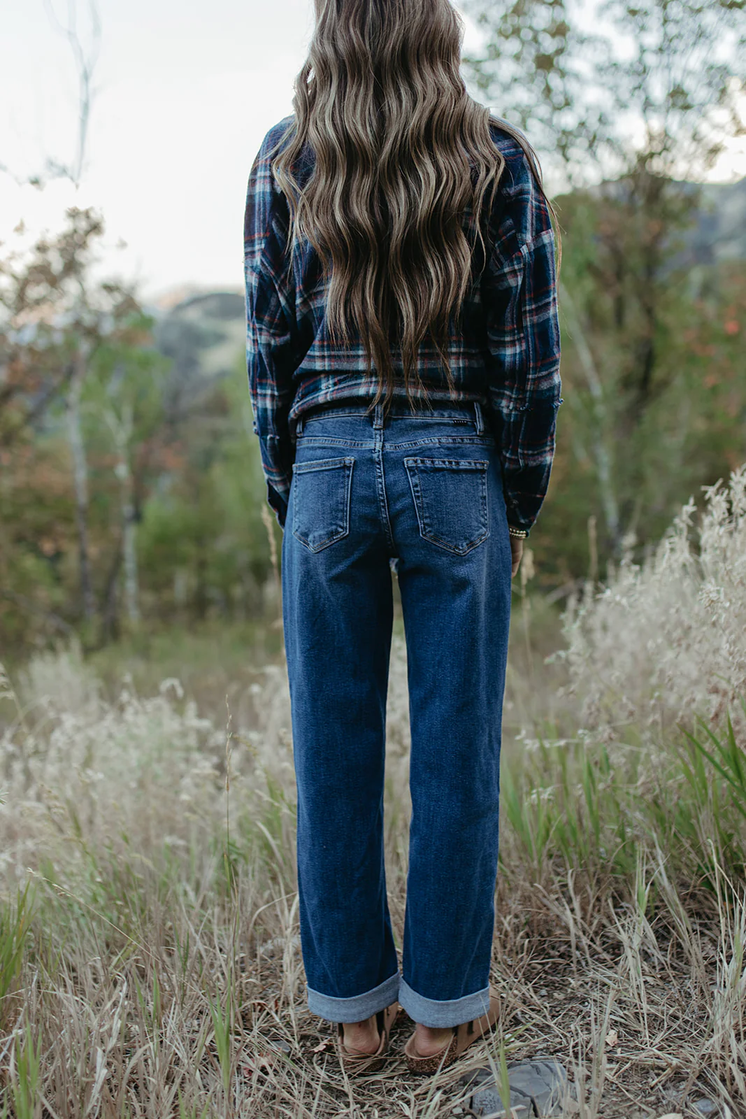 THE SHAY MIDRISE BOYFRIEND JEANS IN DARK WASH - Image 9