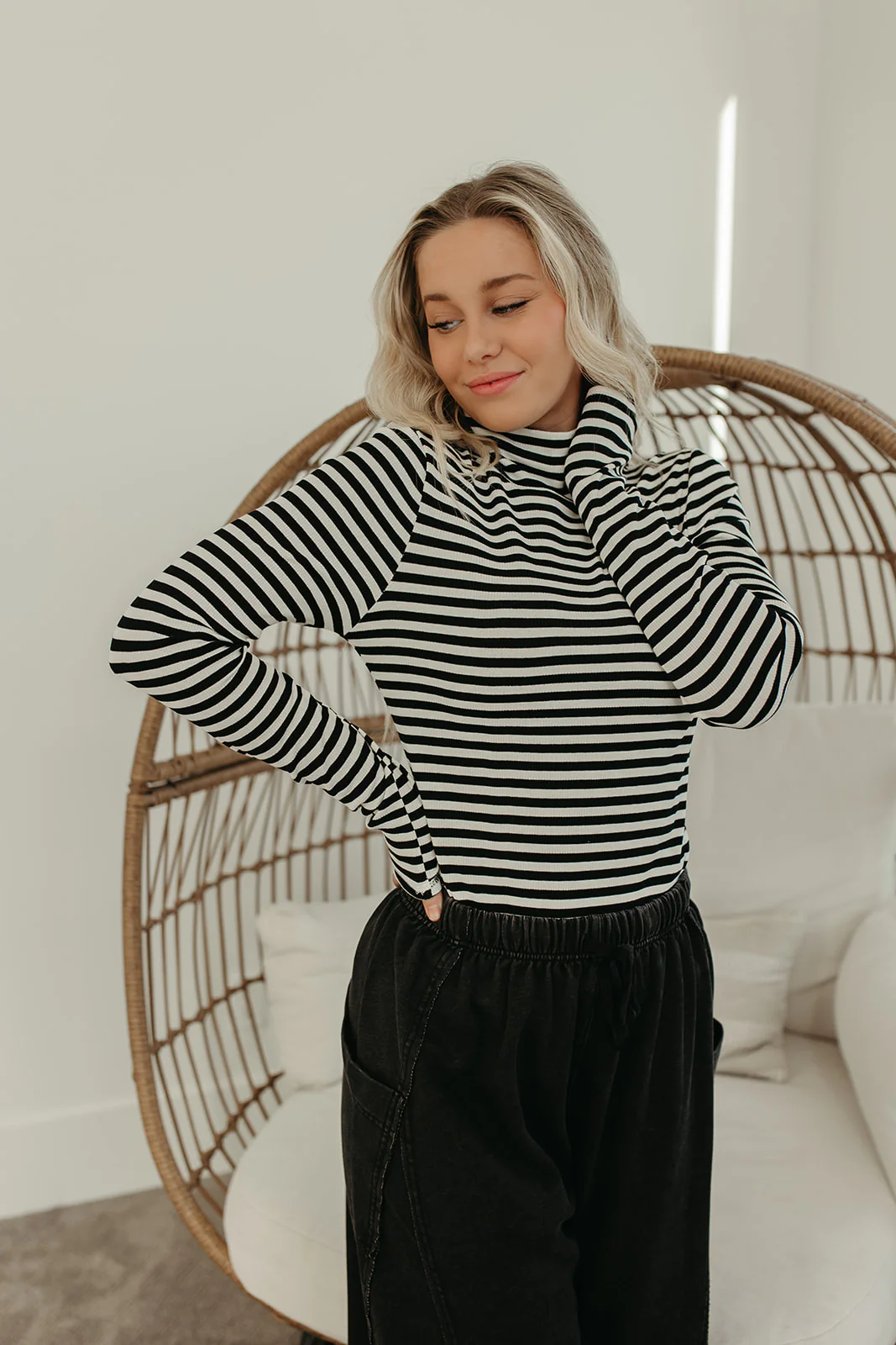 THE SHAYLA LONG SLEEVE TOP IN BLACK - Image 2