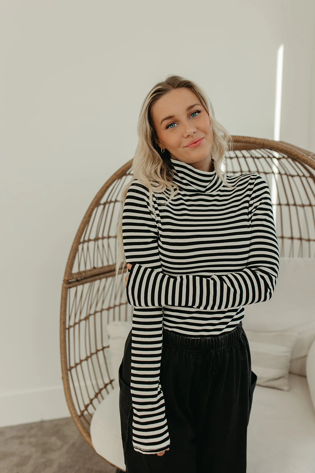 THE SHAYLA LONG SLEEVE TOP IN BLACK - Image 4