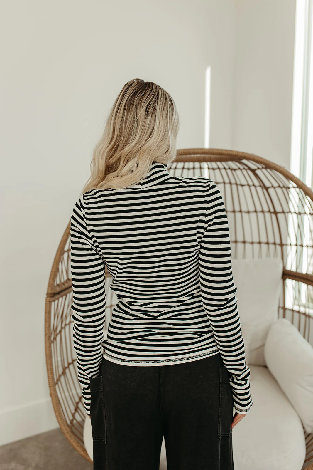 THE SHAYLA LONG SLEEVE TOP IN BLACK - Image 5