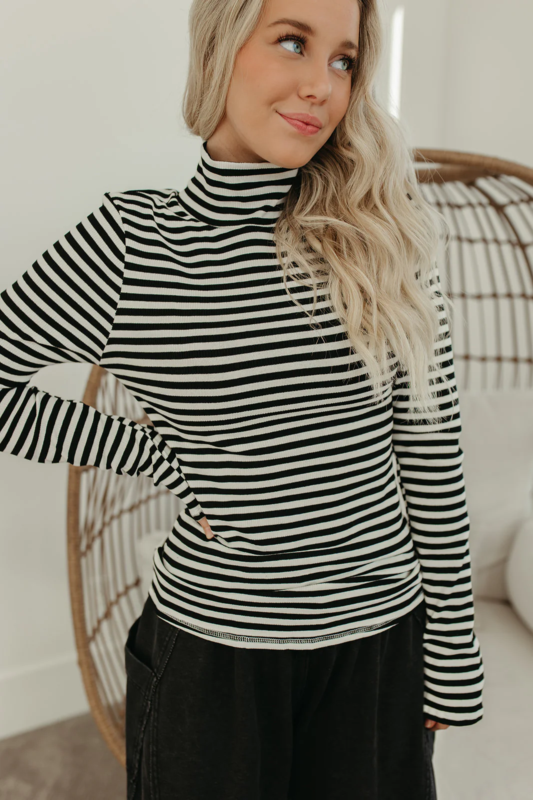THE SHAYLA LONG SLEEVE TOP IN BLACK - Image 6