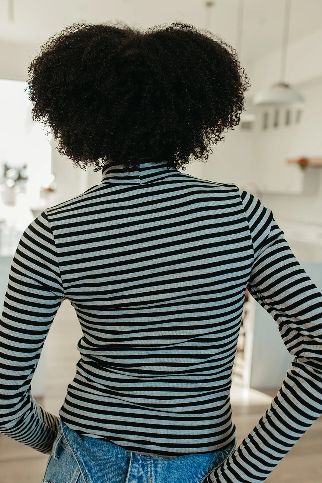THE SHAYLA LONG SLEEVE TOP IN HEATHER GRAY - Image 5