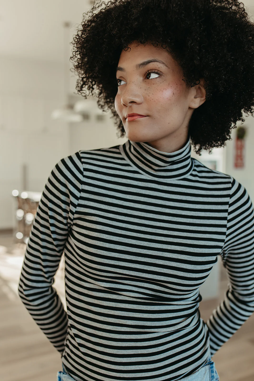 THE SHAYLA LONG SLEEVE TOP IN HEATHER GRAY - Image 6