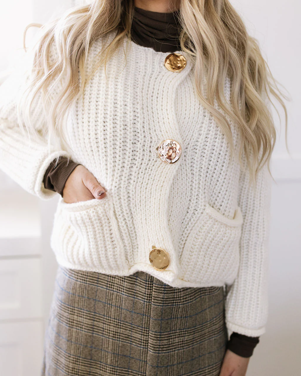 THE SHILOH SOLID ROUND NECK CROP SWEATER IN BEIGE - Image 3