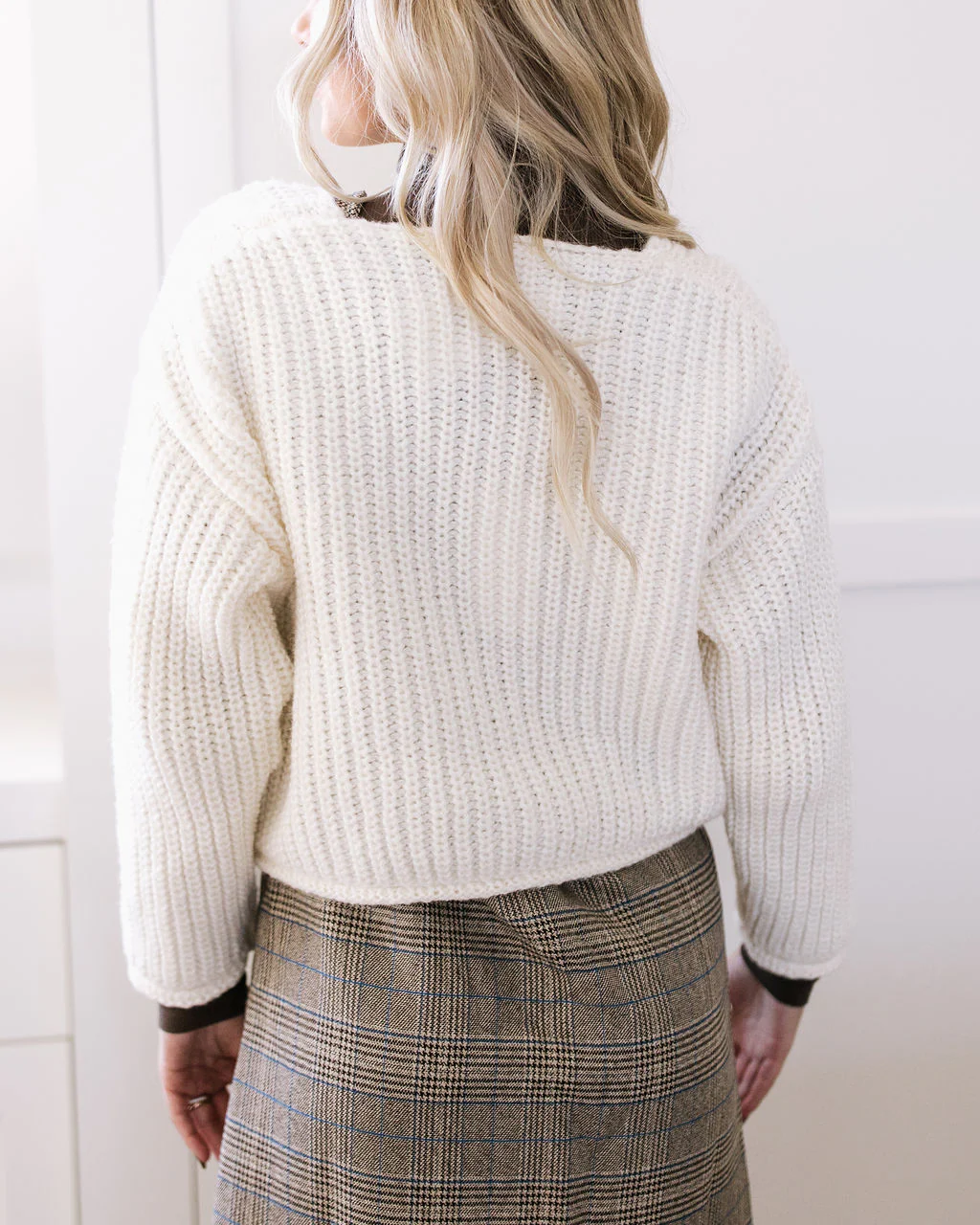 THE SHILOH SOLID ROUND NECK CROP SWEATER IN BEIGE - Image 5