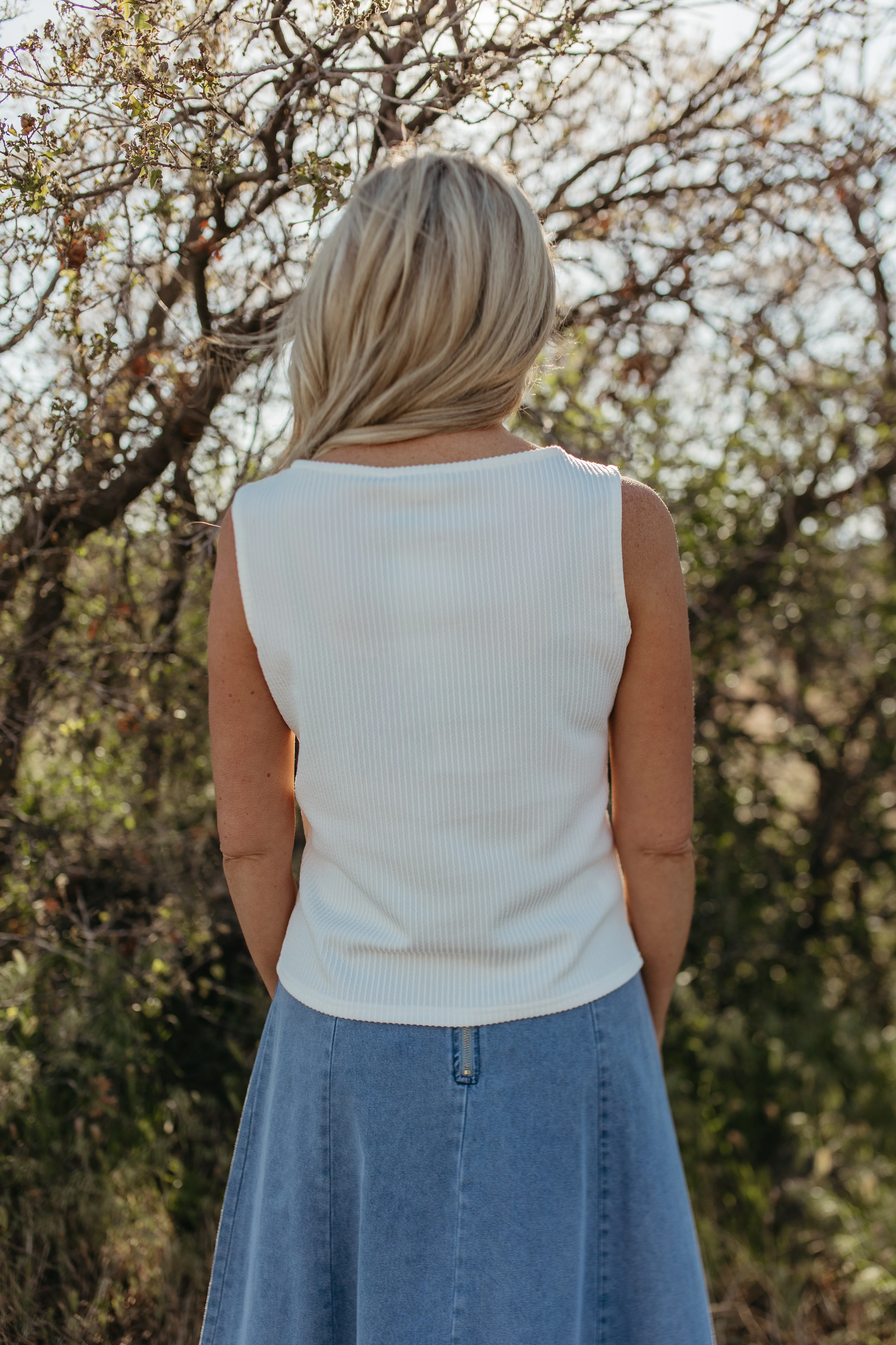 THE SOPHIE TEXTURED BUTTON TANK IN WHITE - Image 4